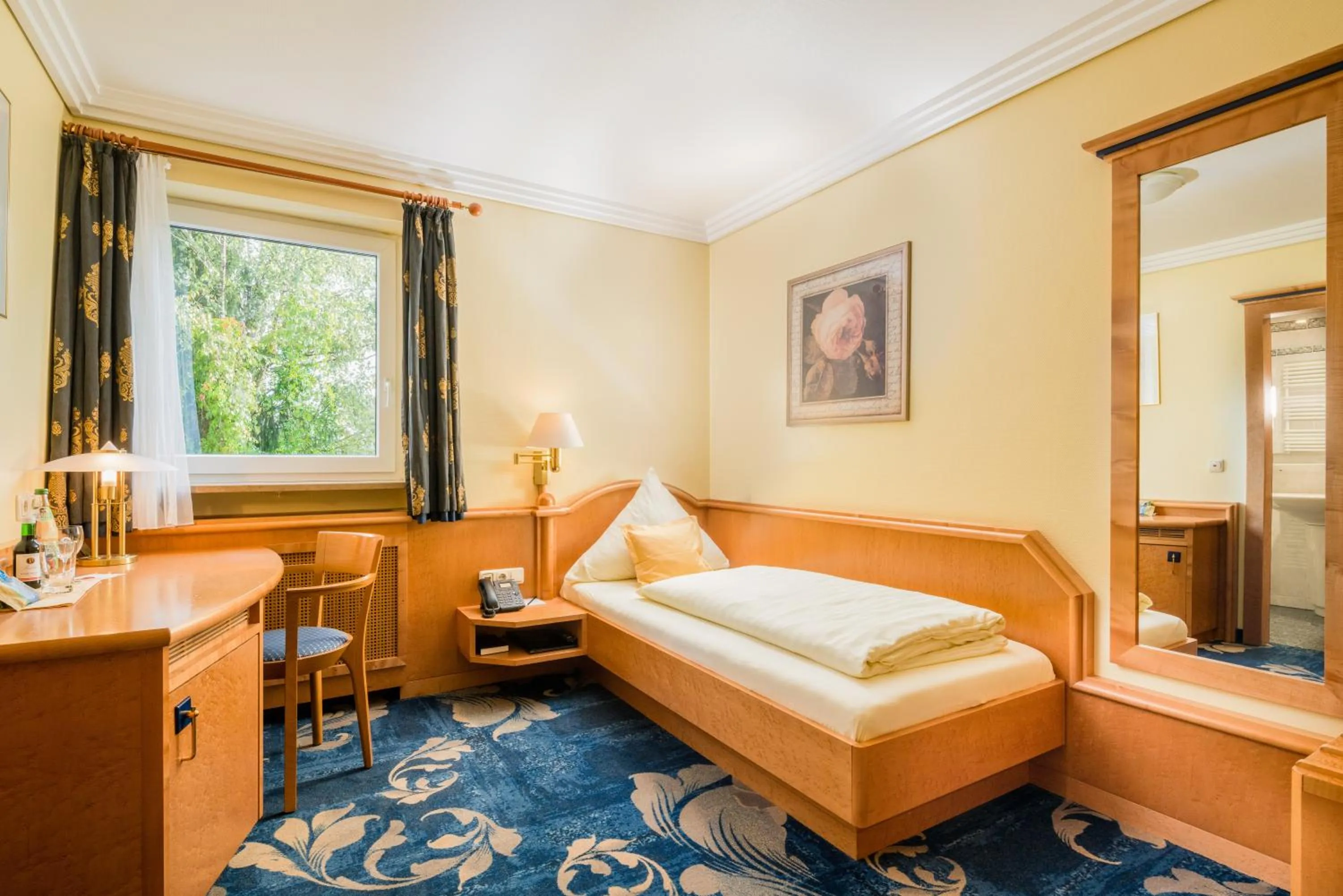 Photo of the whole room, Bed in Hotel Asemann Planegg