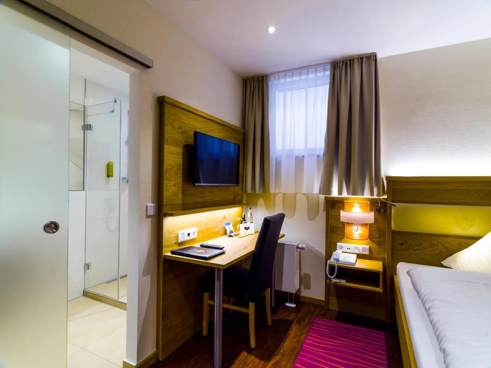 Photo of the whole room, Bed in Hotel Asemann Planegg