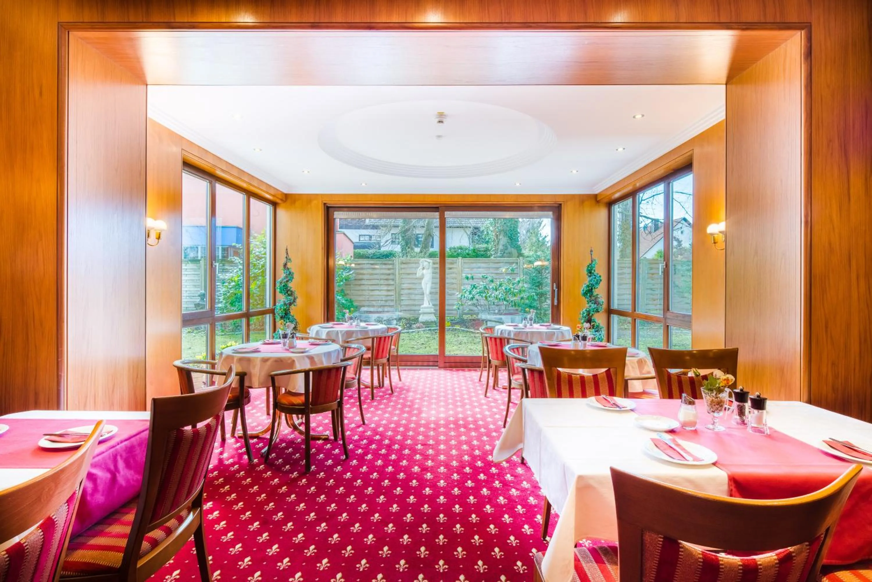 Restaurant/places to eat in Hotel Asemann Planegg