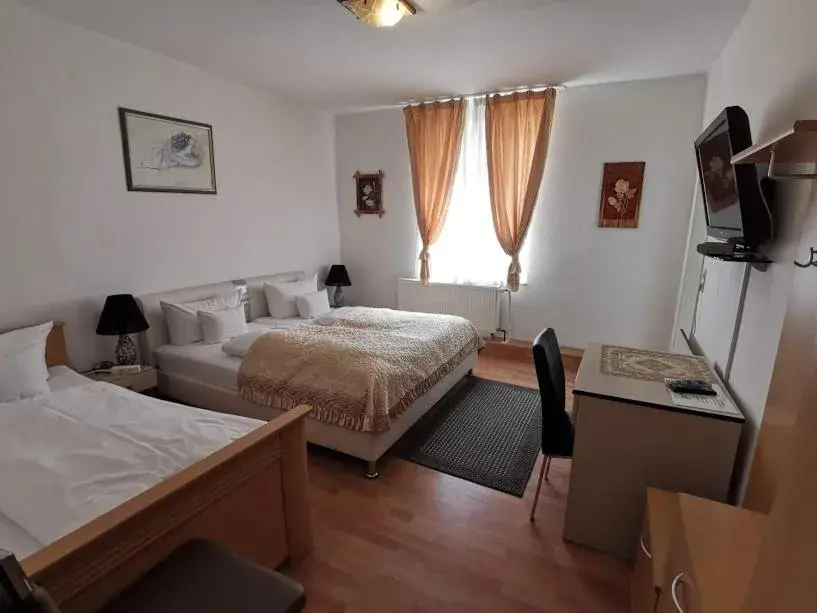 Triple Room in Hotel Happy Triple Room in Hotel Happy