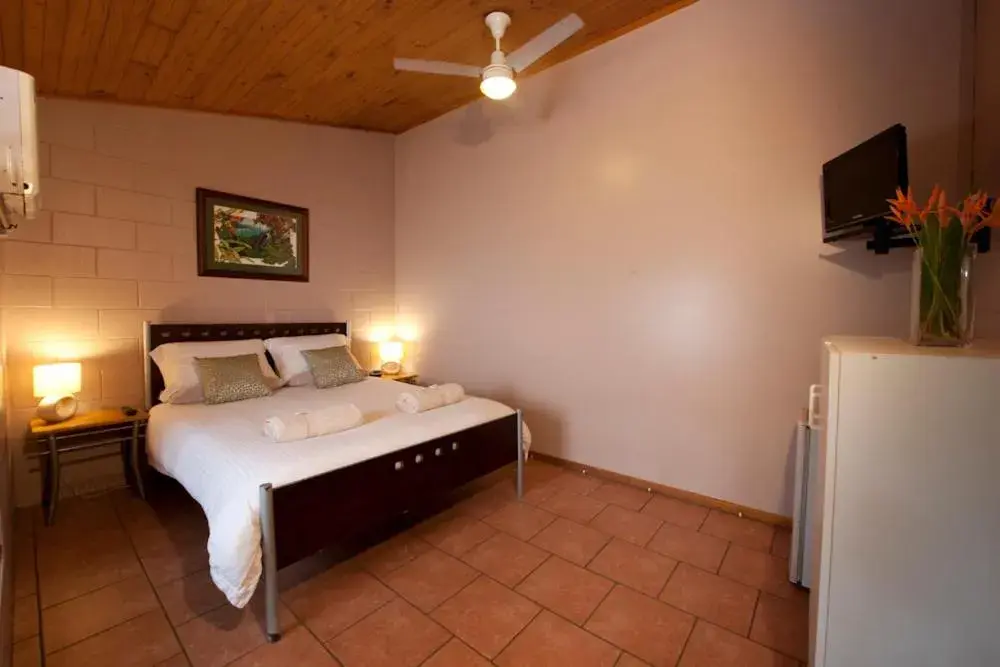 Economy Double Room in Dougies Backpackers Resort Economy Double Room in Dougies Backpackers Resort