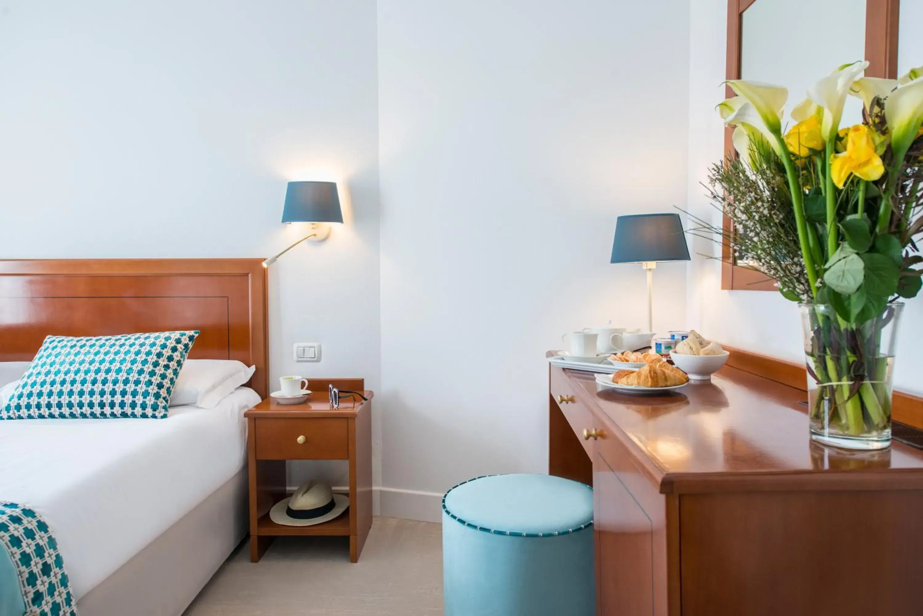 Economic Single Room in Hotel La Tonkine ex Olympia Economic Single Room in Hotel La Tonkine ex Olympia