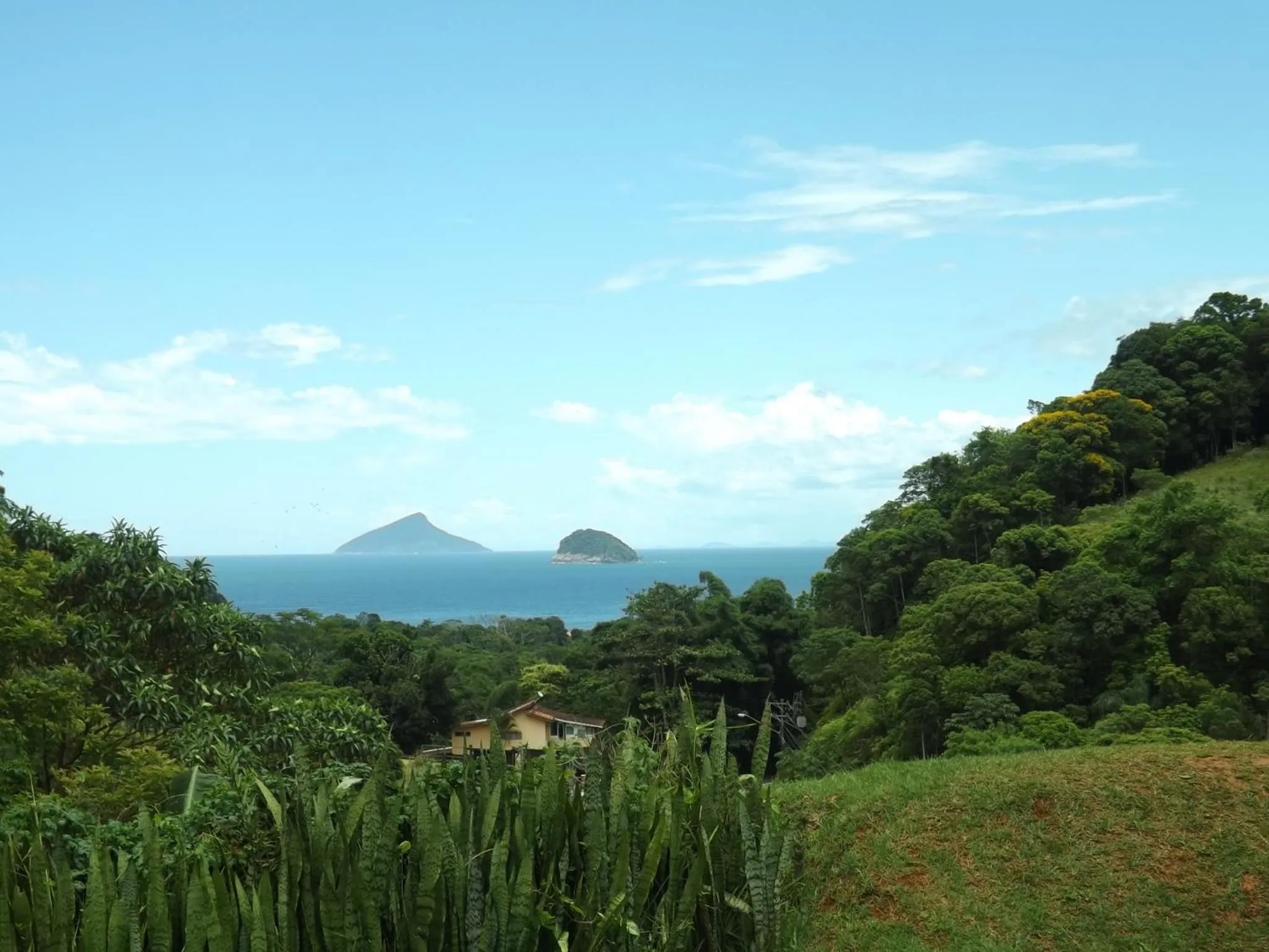 Natural landscape in Chalé Praia Boiçucanga wi fi piscina Village Mirante Litoral Norte SP