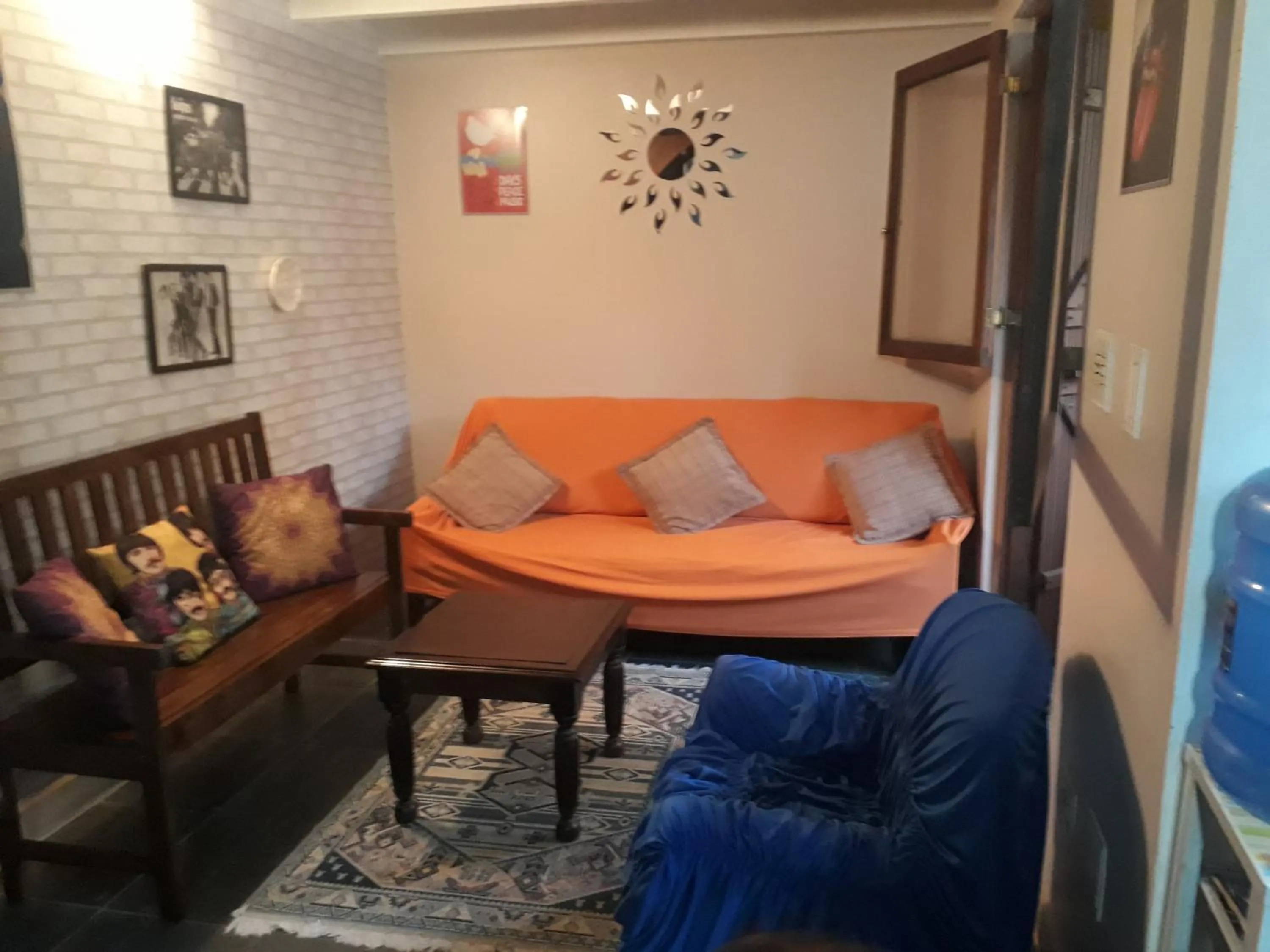 Living room in Chalé Praia Boiçucanga wi fi piscina Village Mirante Litoral Norte SP