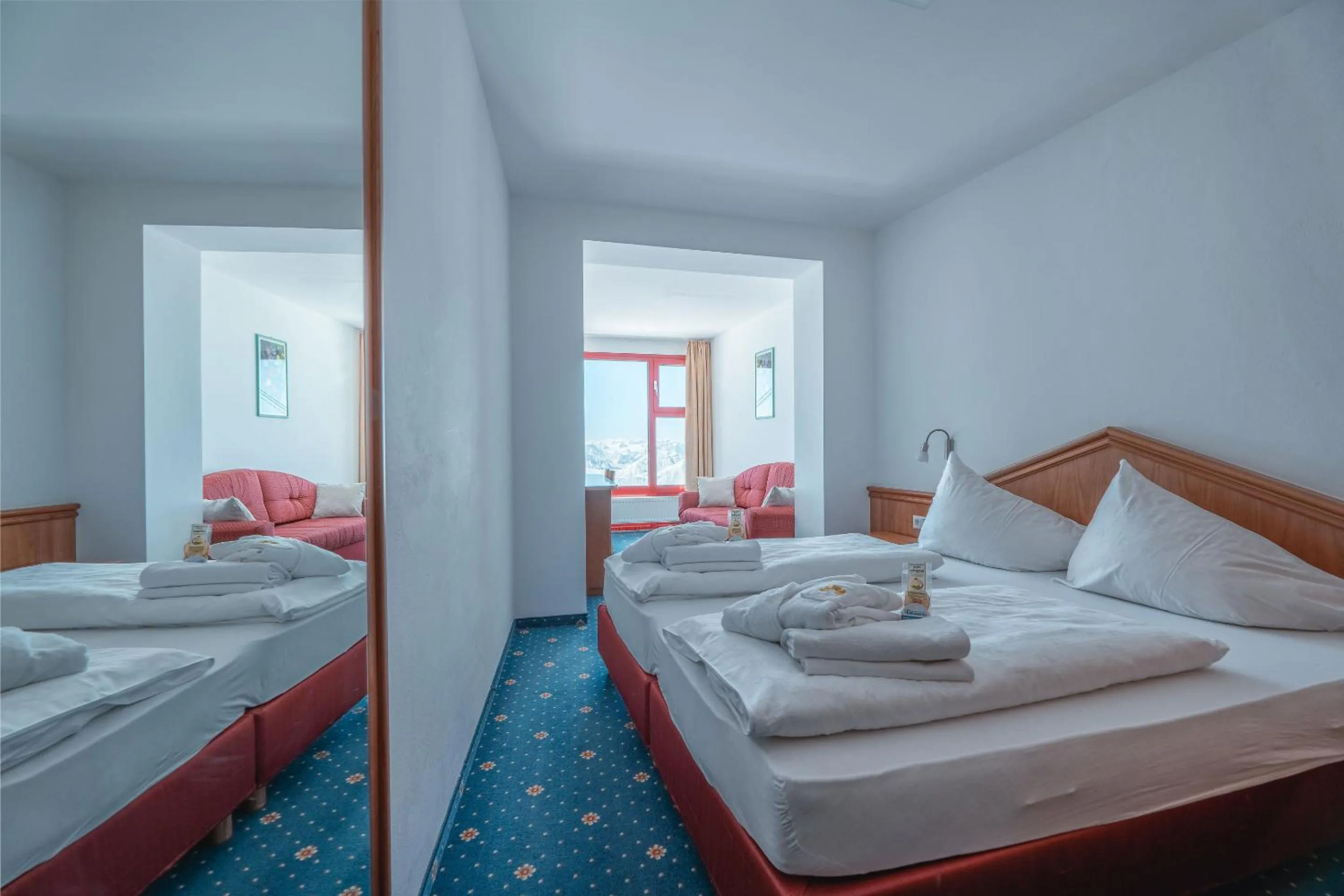Bathroom, Bed in Glacier Hotel Grawand