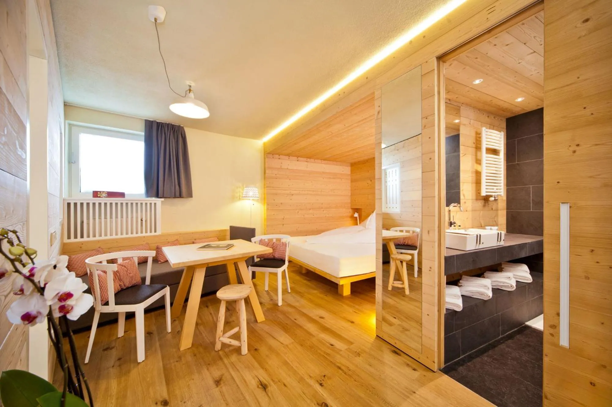 Bed in Glacier Hotel Grawand