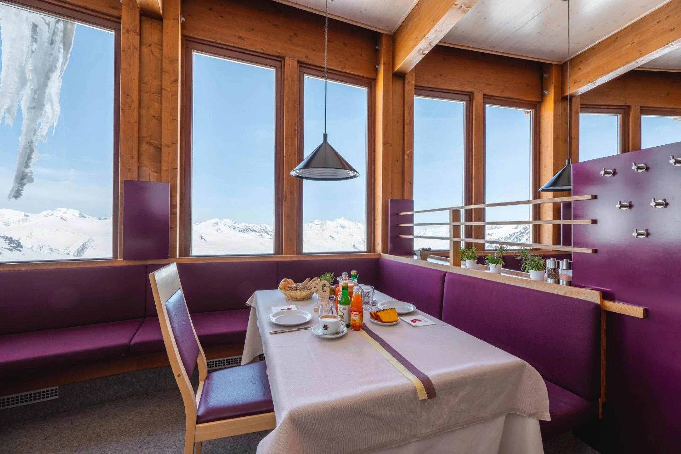 Restaurant/places to eat in Glacier Hotel Grawand