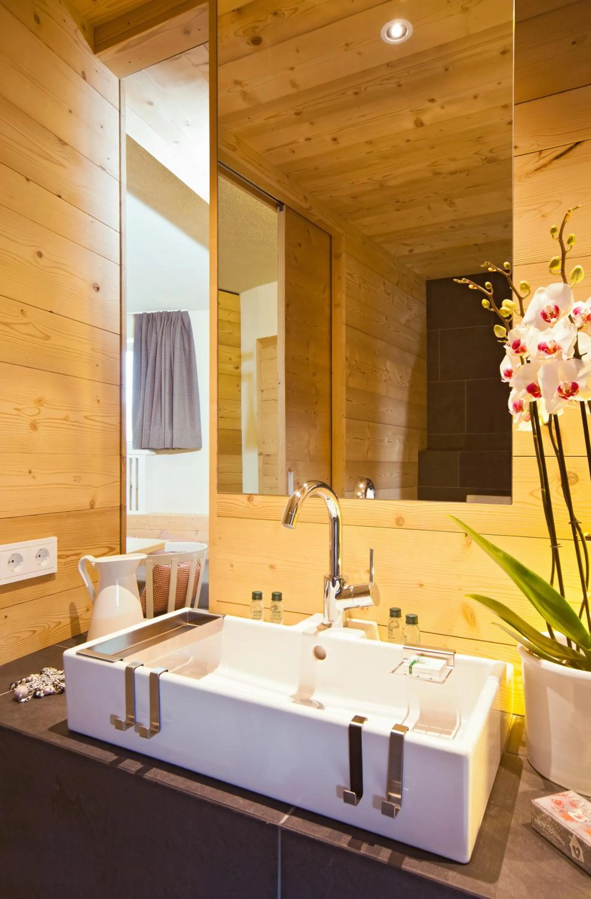 Bathroom in Glacier Hotel Grawand