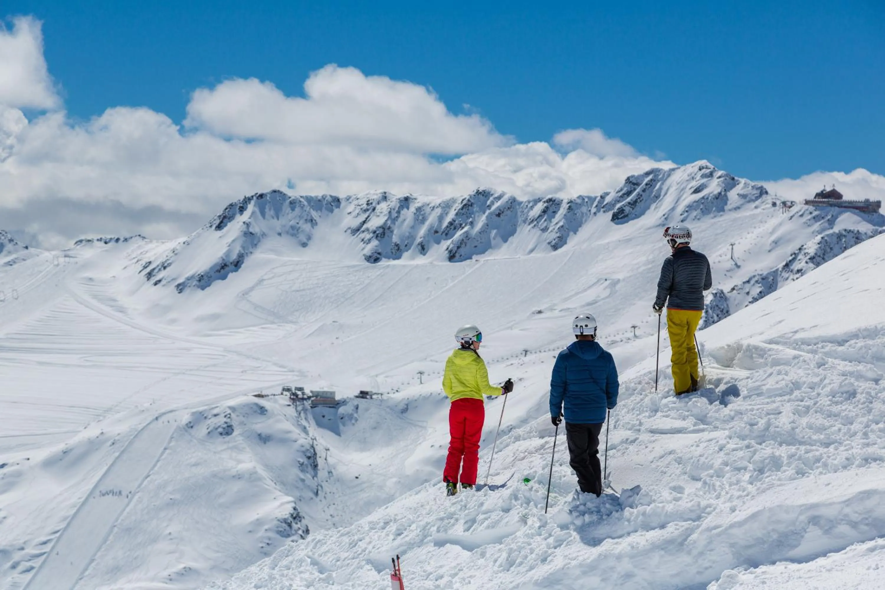 Skiing in Glacier Hotel Grawand