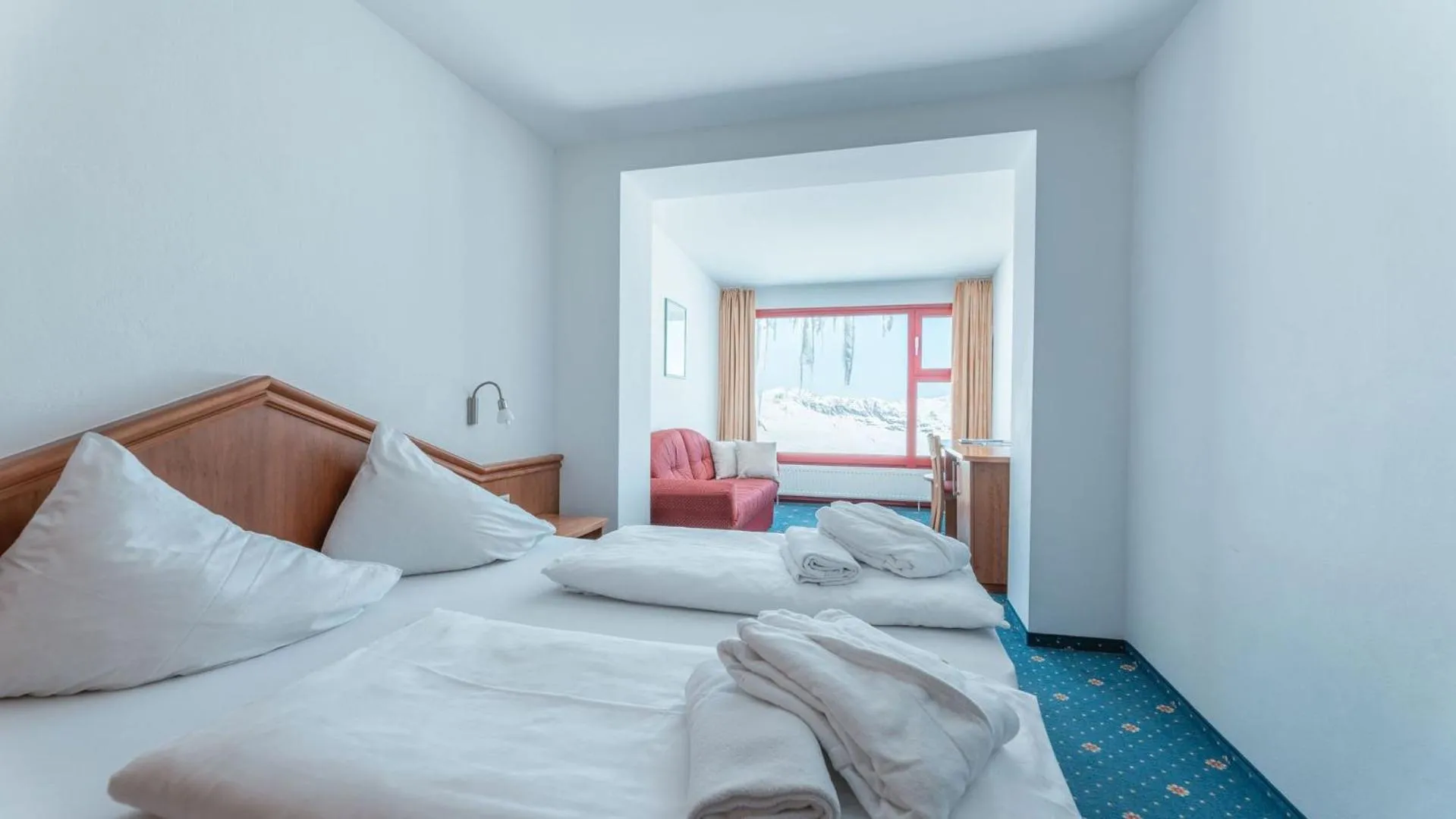 Bed in Glacier Hotel Grawand