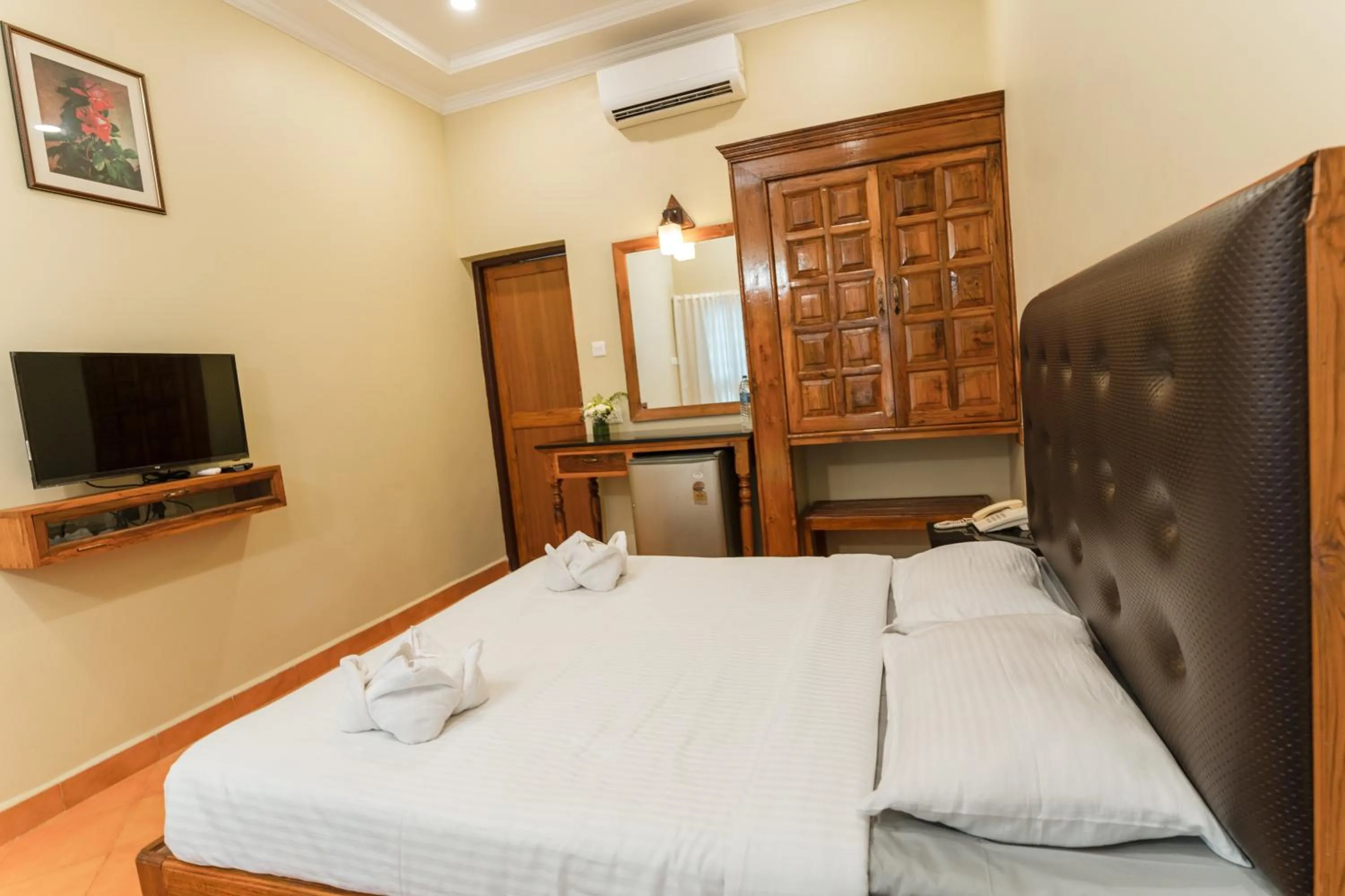 Bed in Leoney Resort Goa