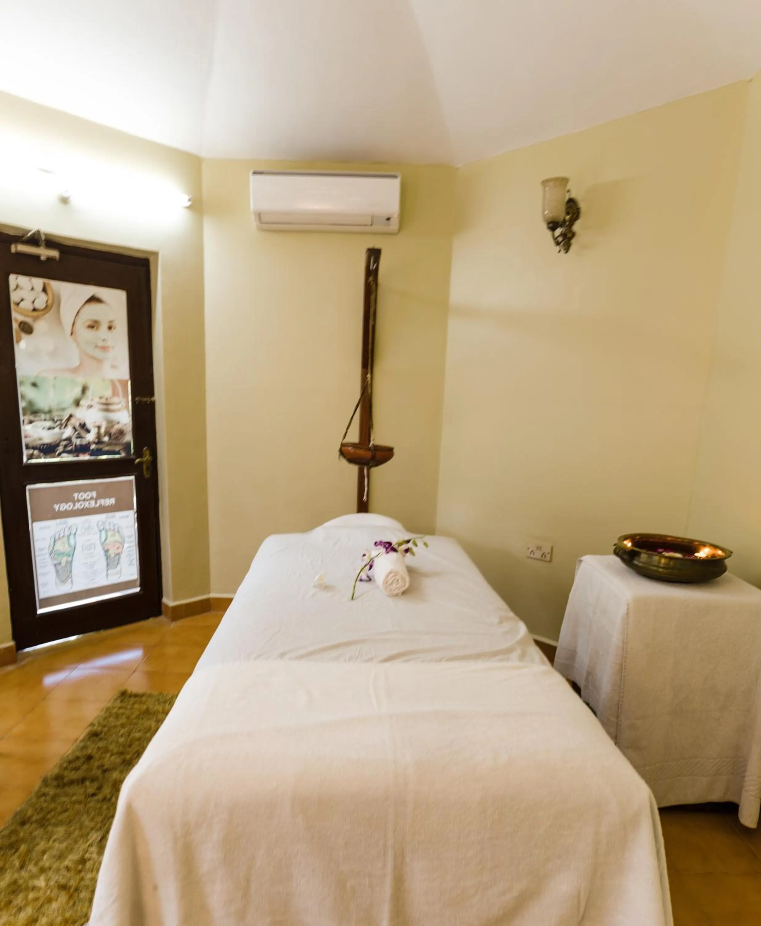 Bed in Leoney Resort Goa