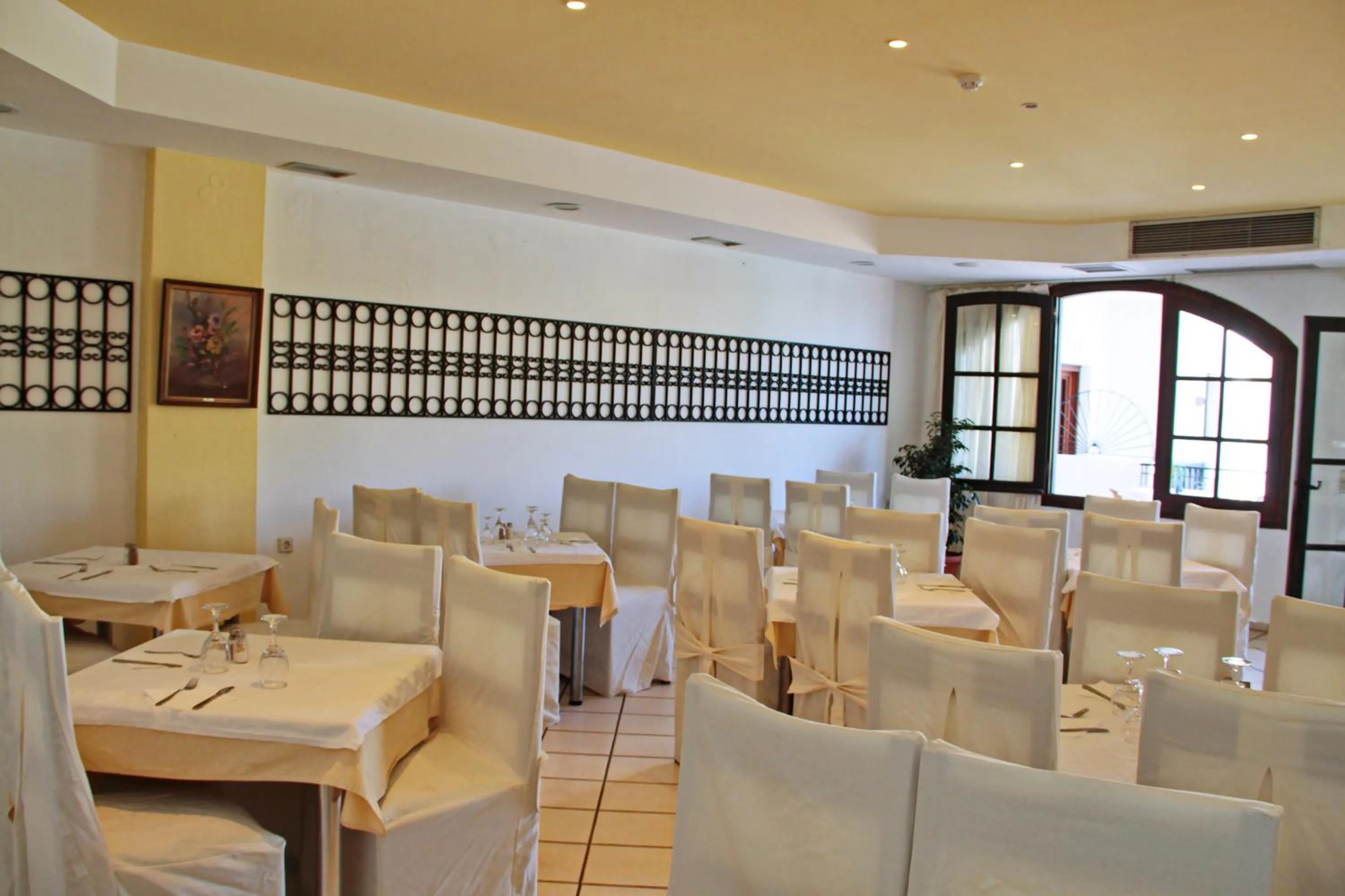 Restaurant/places to eat in Lyda Hotel