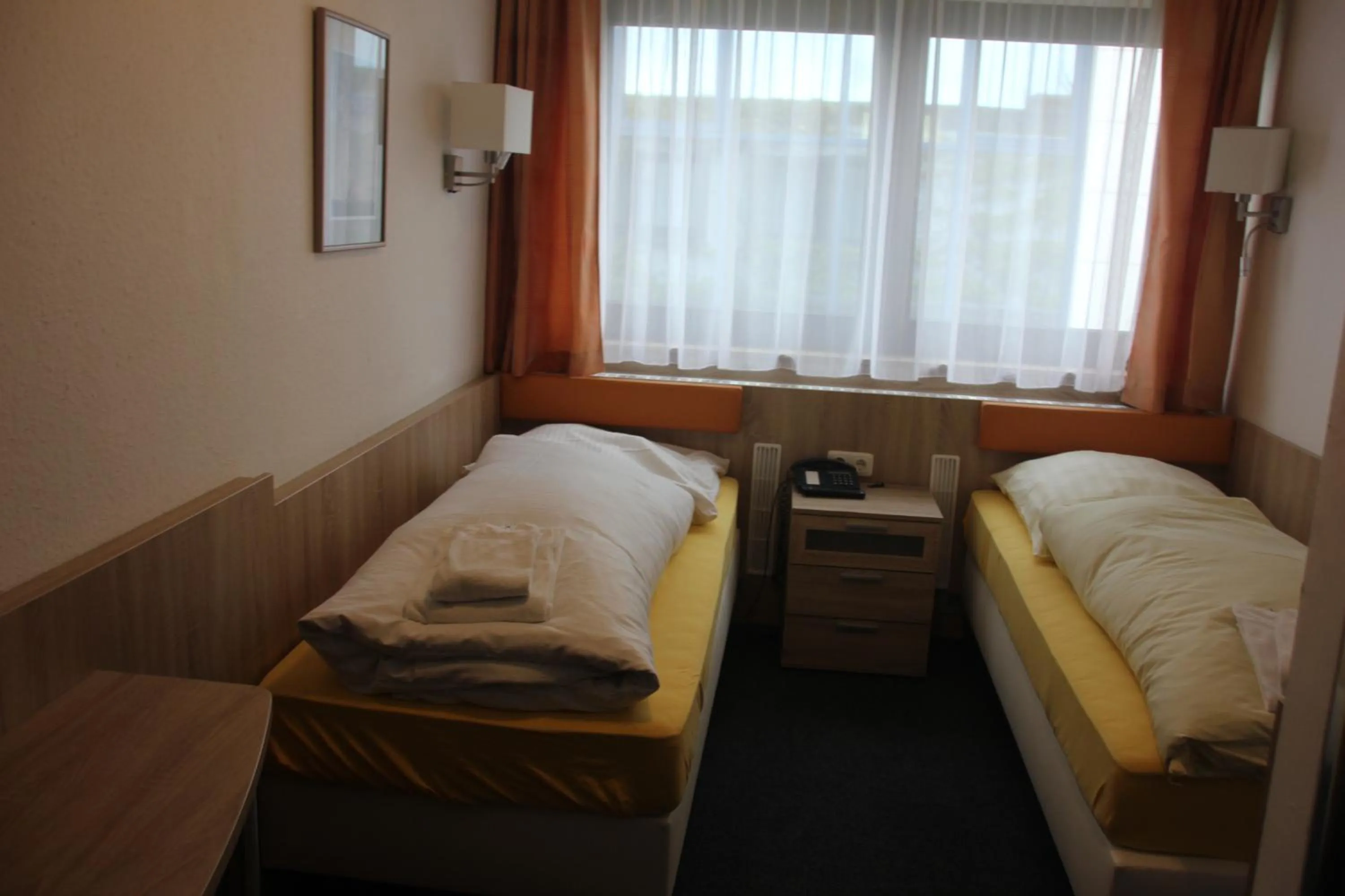 Photo of the whole room, Bed in Airport-Hotel zum Taubengrund