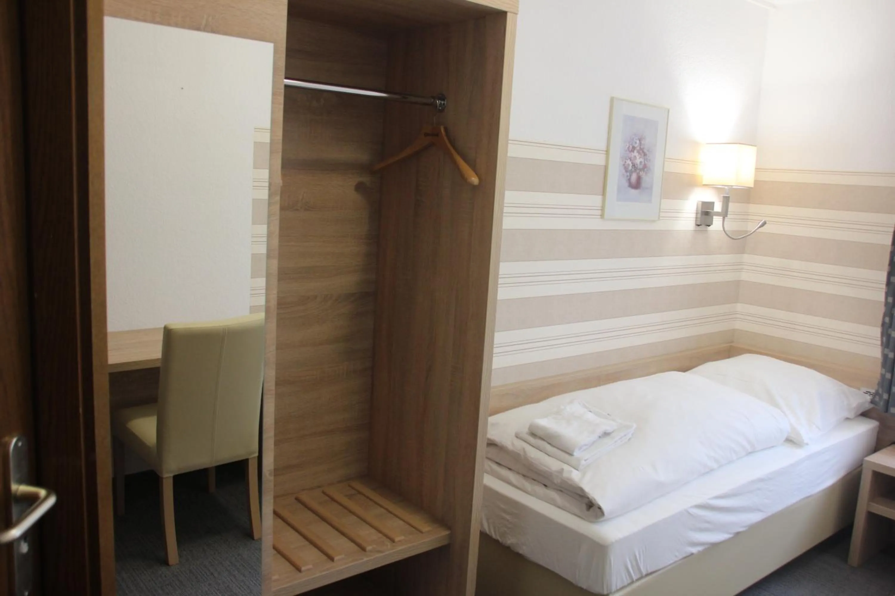 Photo of the whole room, Bed in Airport-Hotel zum Taubengrund