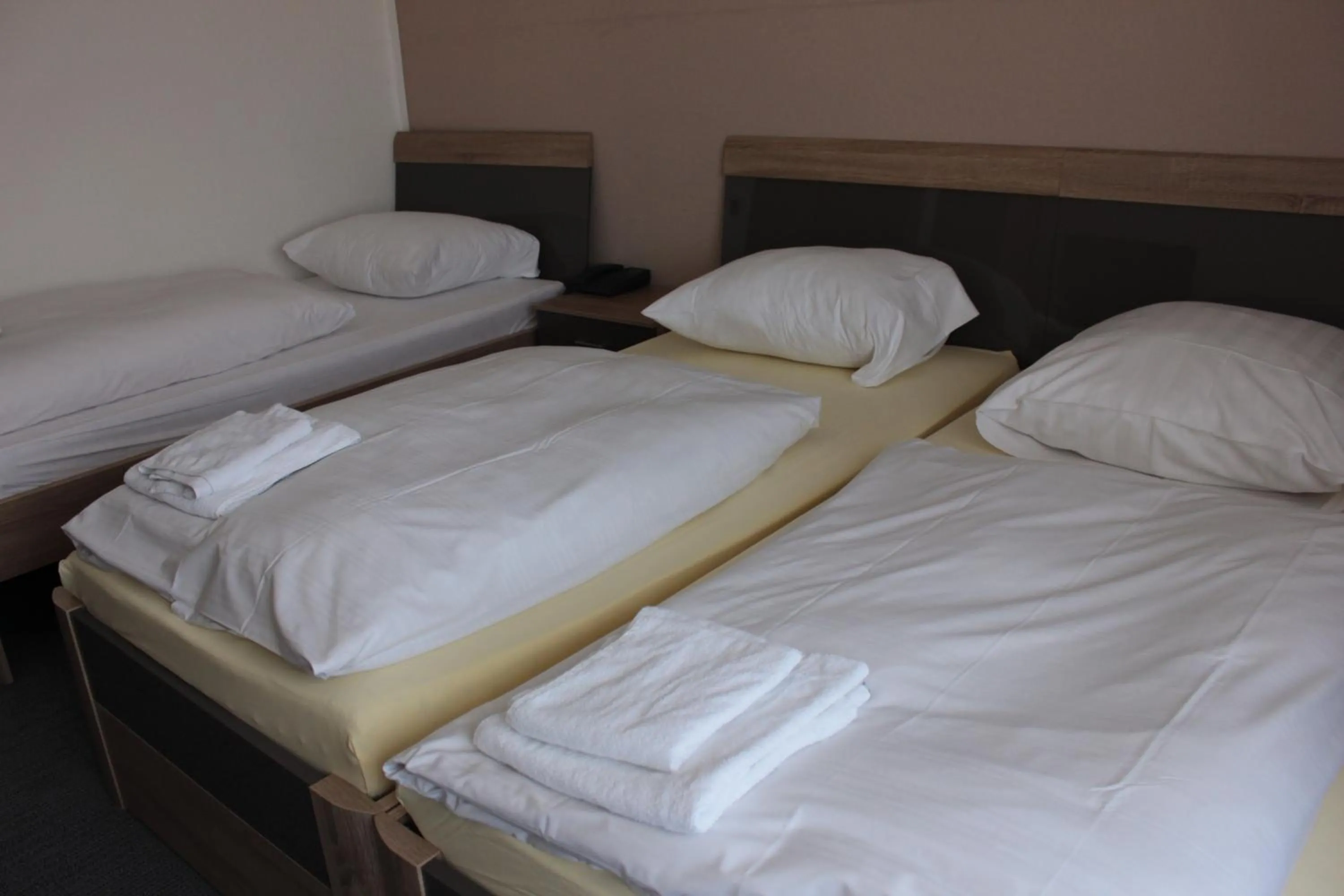 Bed in Airport-Hotel zum Taubengrund