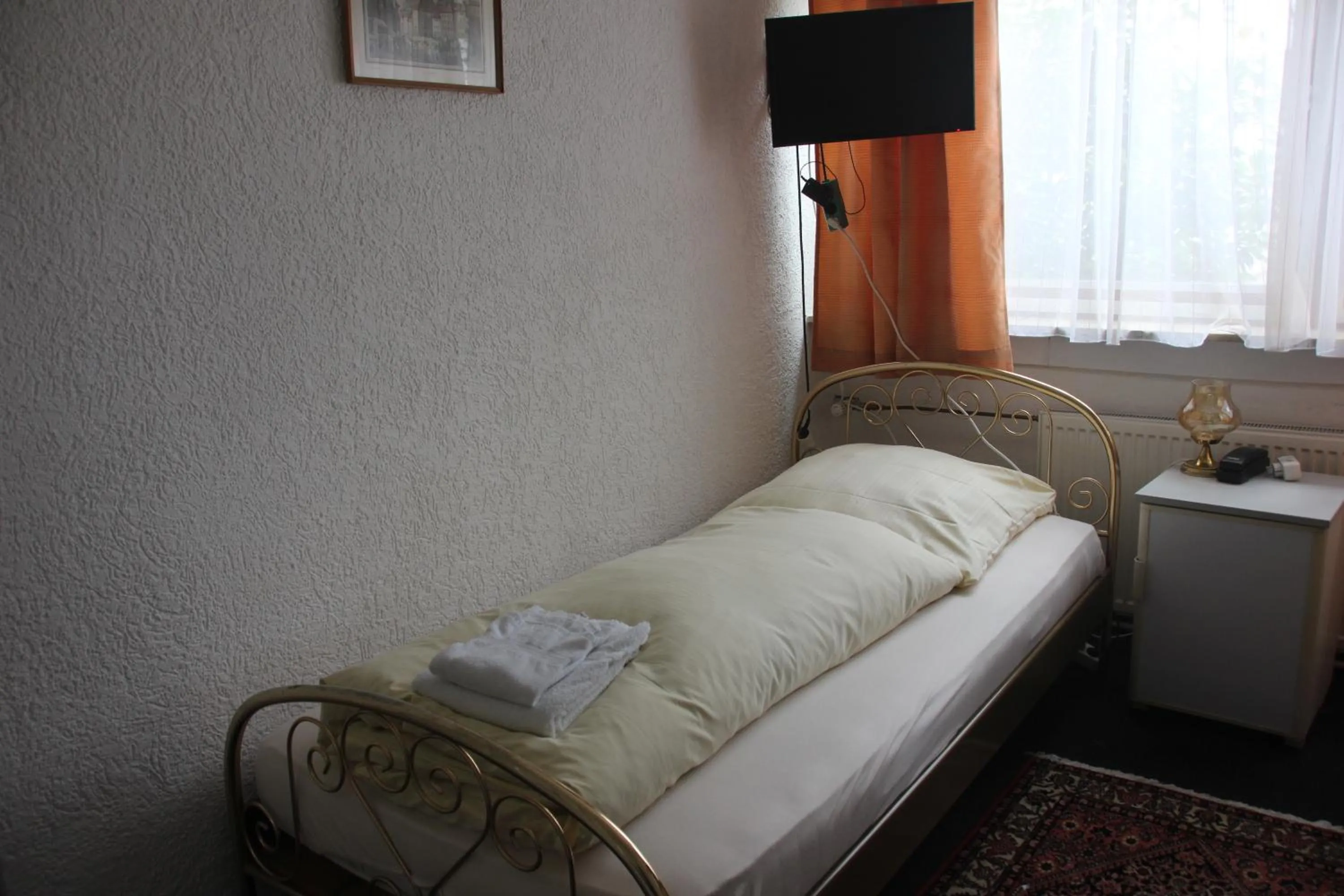 Photo of the whole room, Bed in Airport-Hotel zum Taubengrund