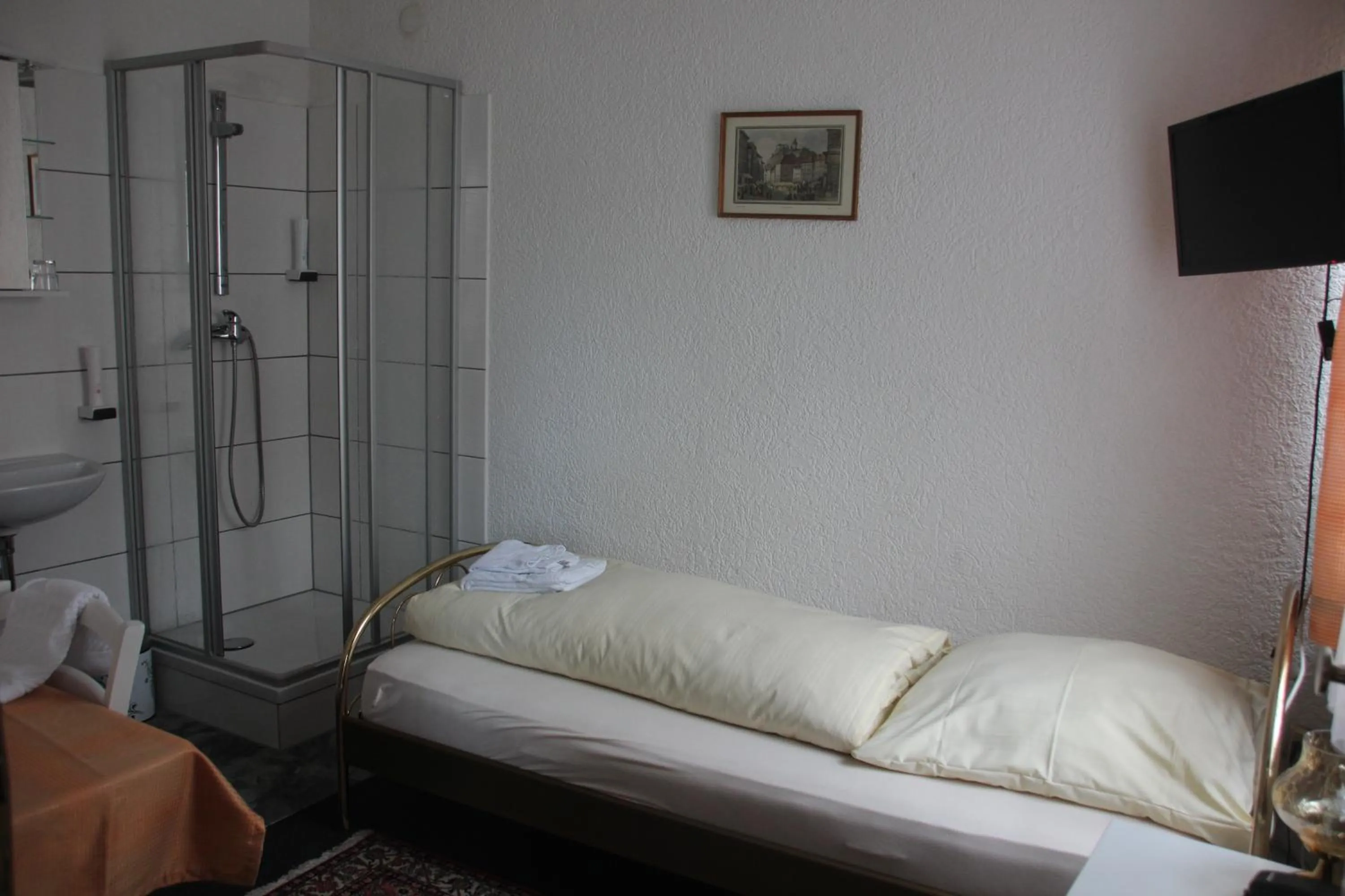 Photo of the whole room, Bed in Airport-Hotel zum Taubengrund