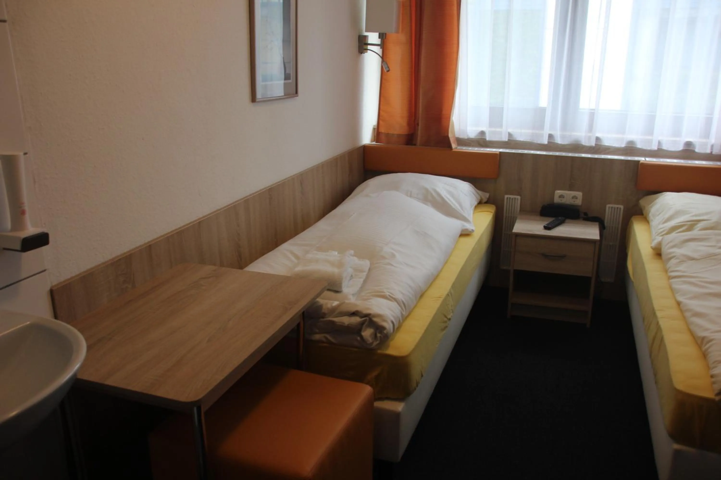 Photo of the whole room, Bed in Airport-Hotel zum Taubengrund