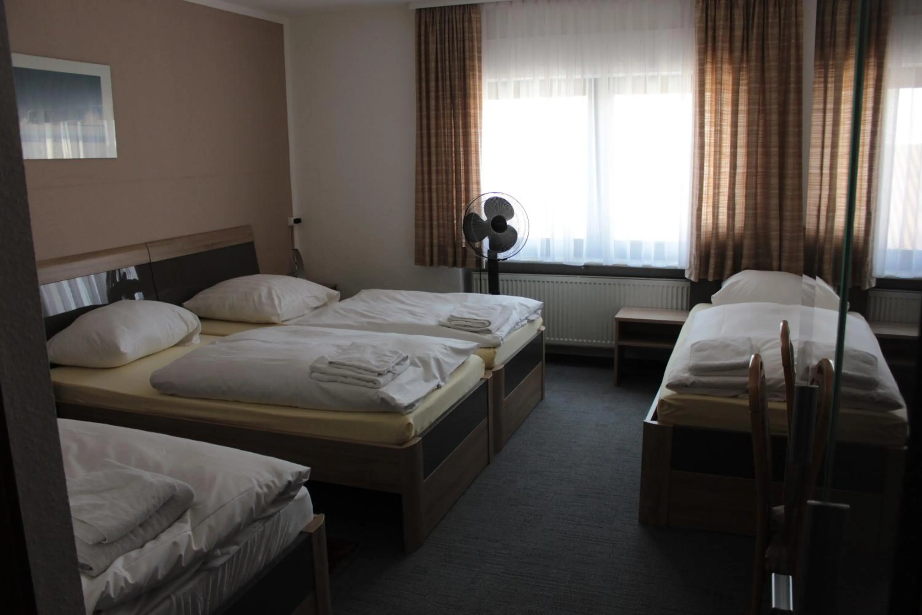 Day, Bed in Airport-Hotel zum Taubengrund
