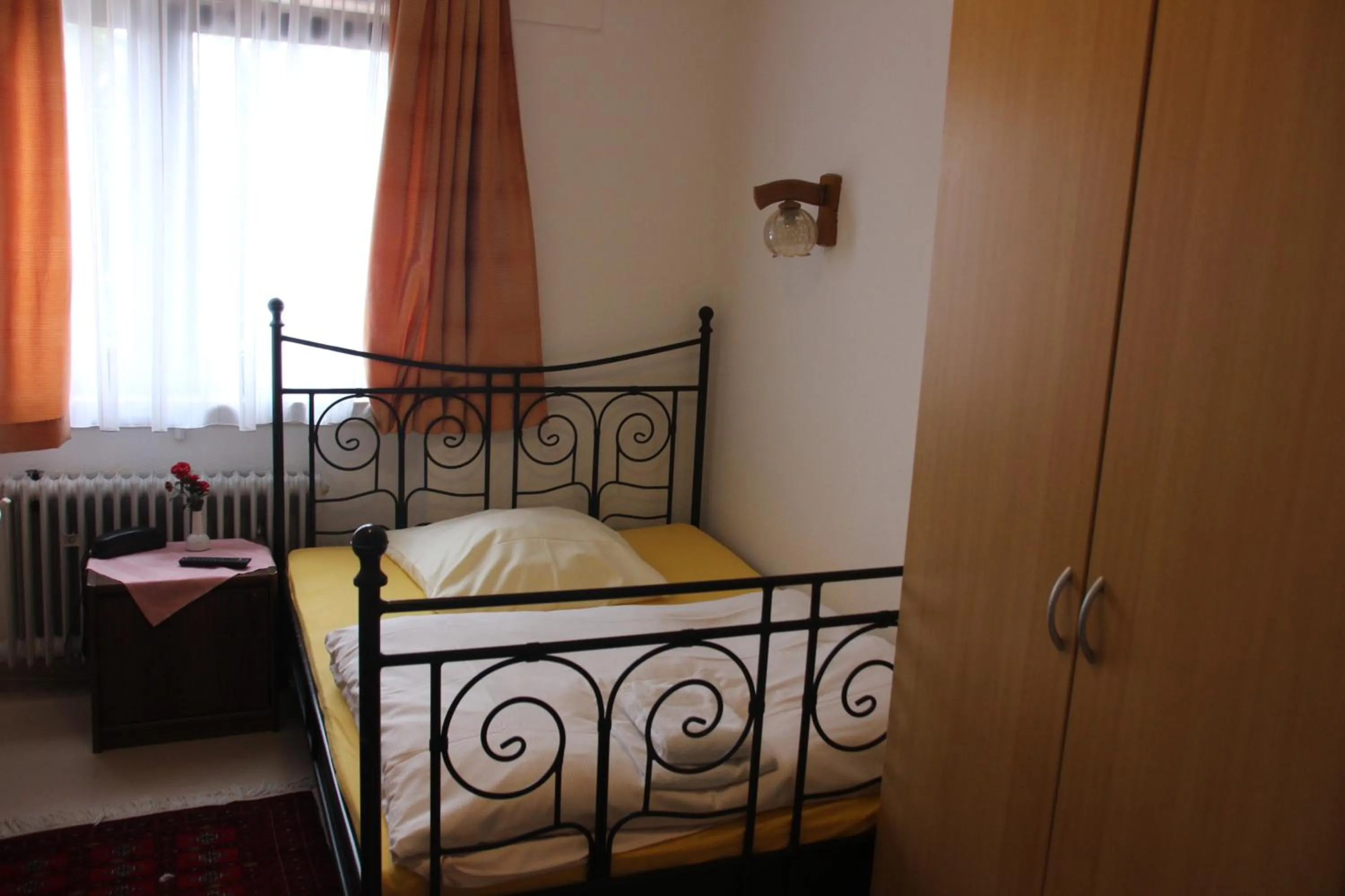 Photo of the whole room, Bed in Airport-Hotel zum Taubengrund