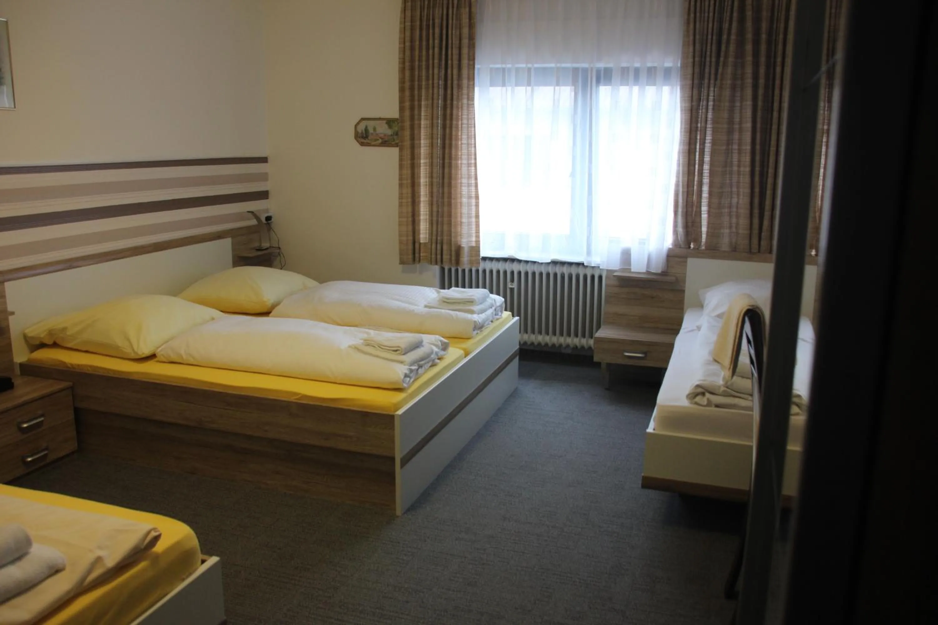 Photo of the whole room, Bed in Airport-Hotel zum Taubengrund