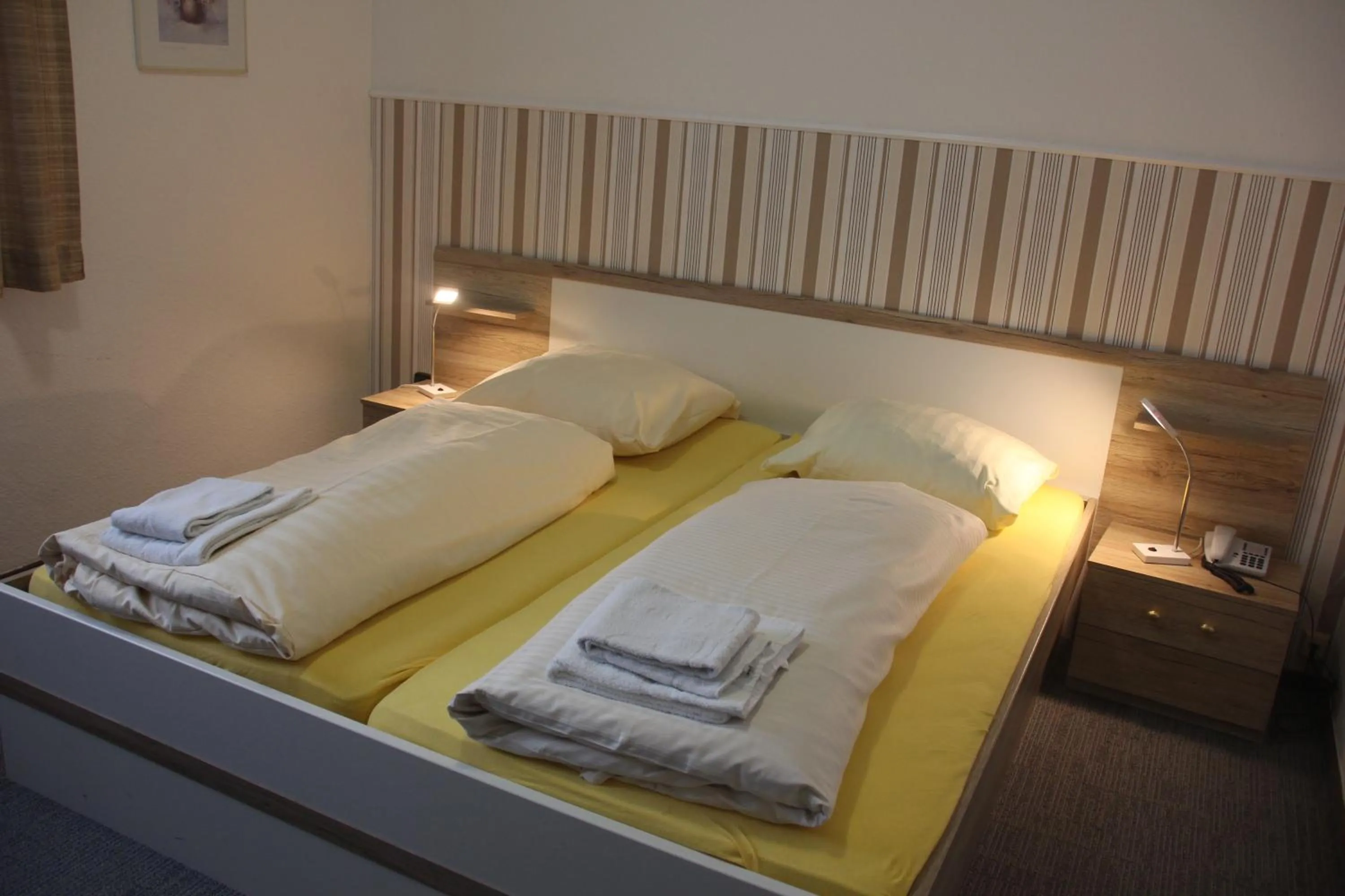 Bed in Airport-Hotel zum Taubengrund