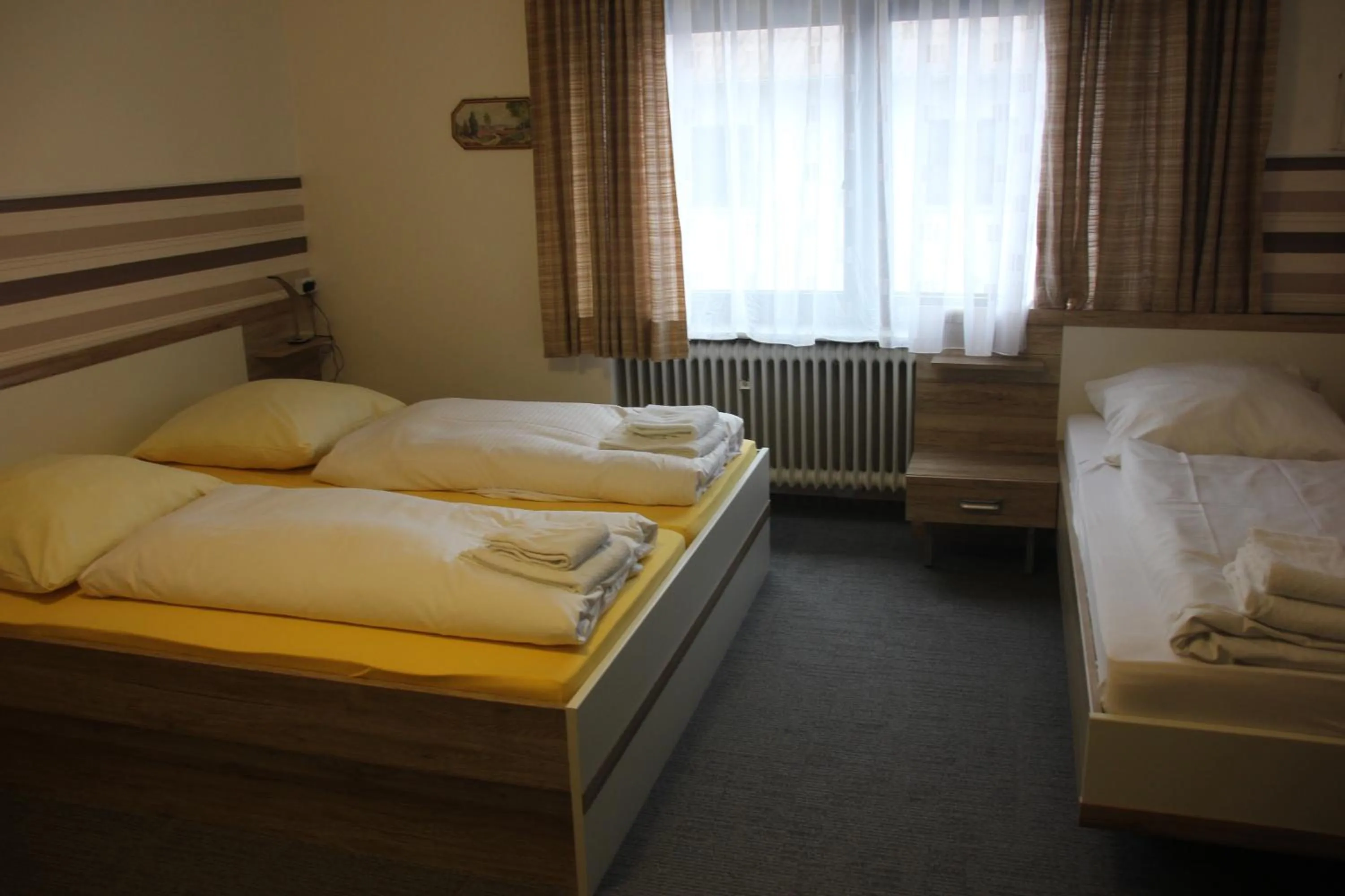 Photo of the whole room, Bed in Airport-Hotel zum Taubengrund