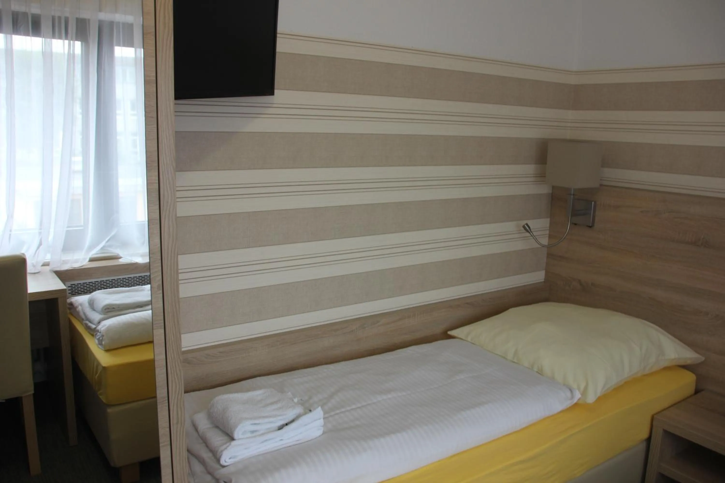 Photo of the whole room, Bed in Airport-Hotel zum Taubengrund