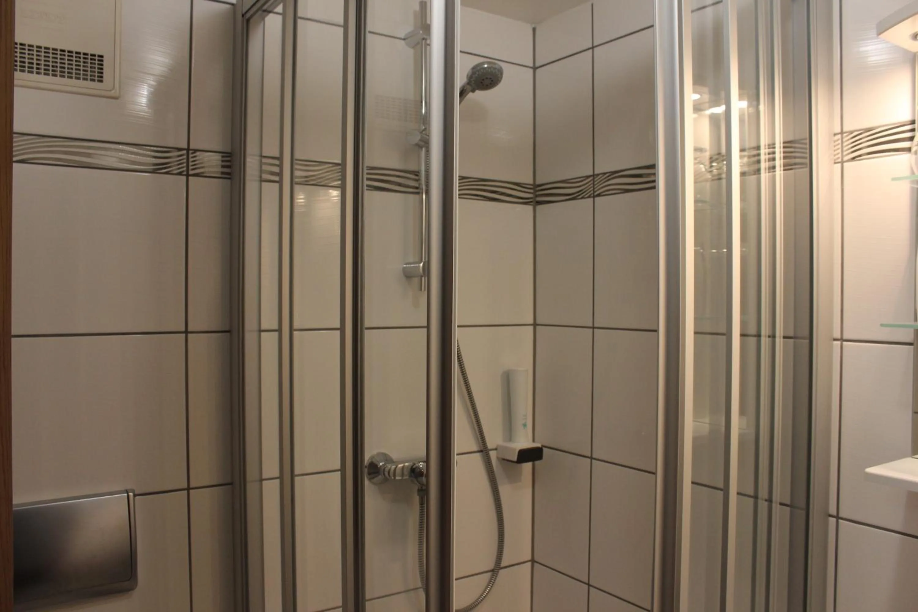 Shower in Airport-Hotel zum Taubengrund