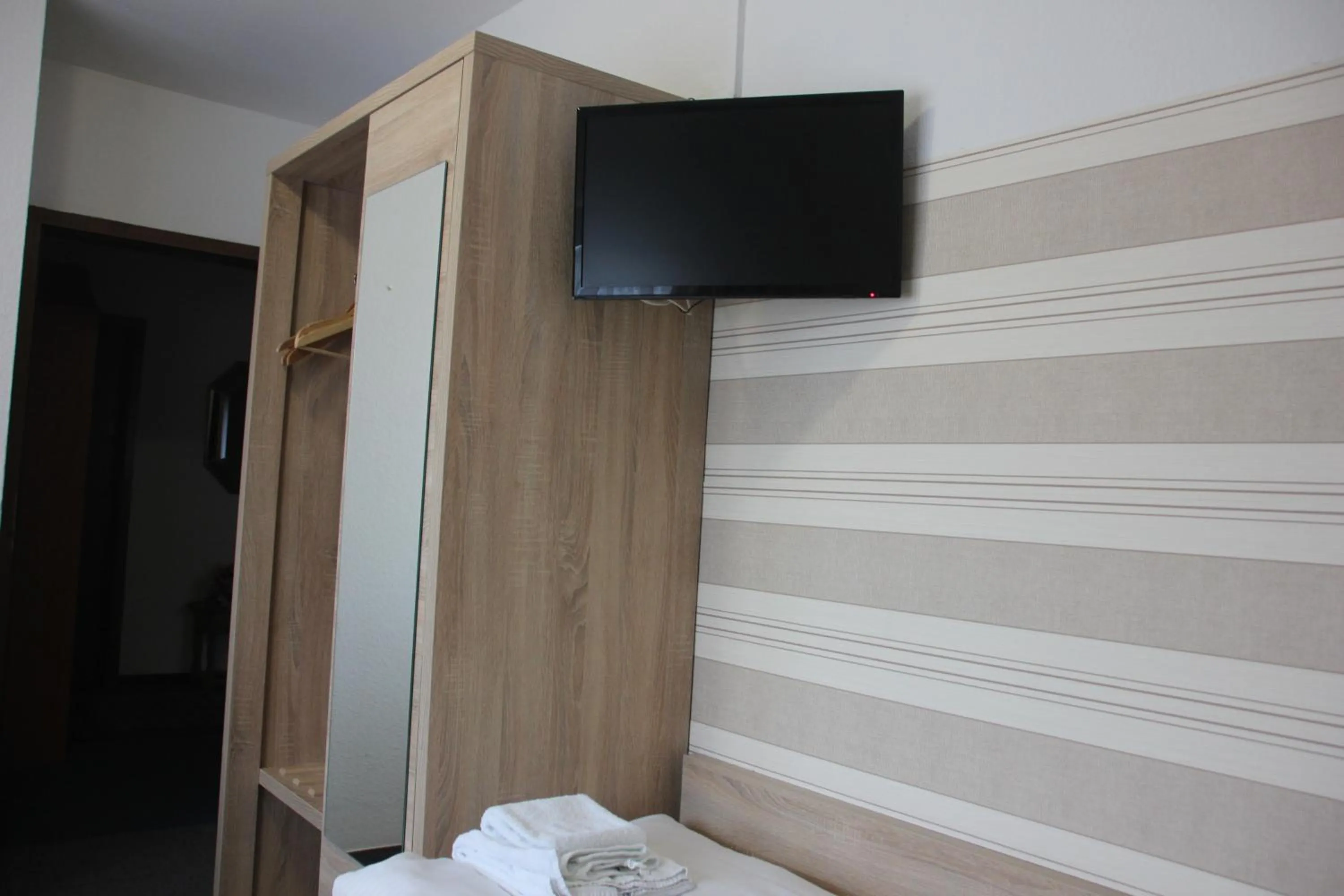 Photo of the whole room, Bed in Airport-Hotel zum Taubengrund