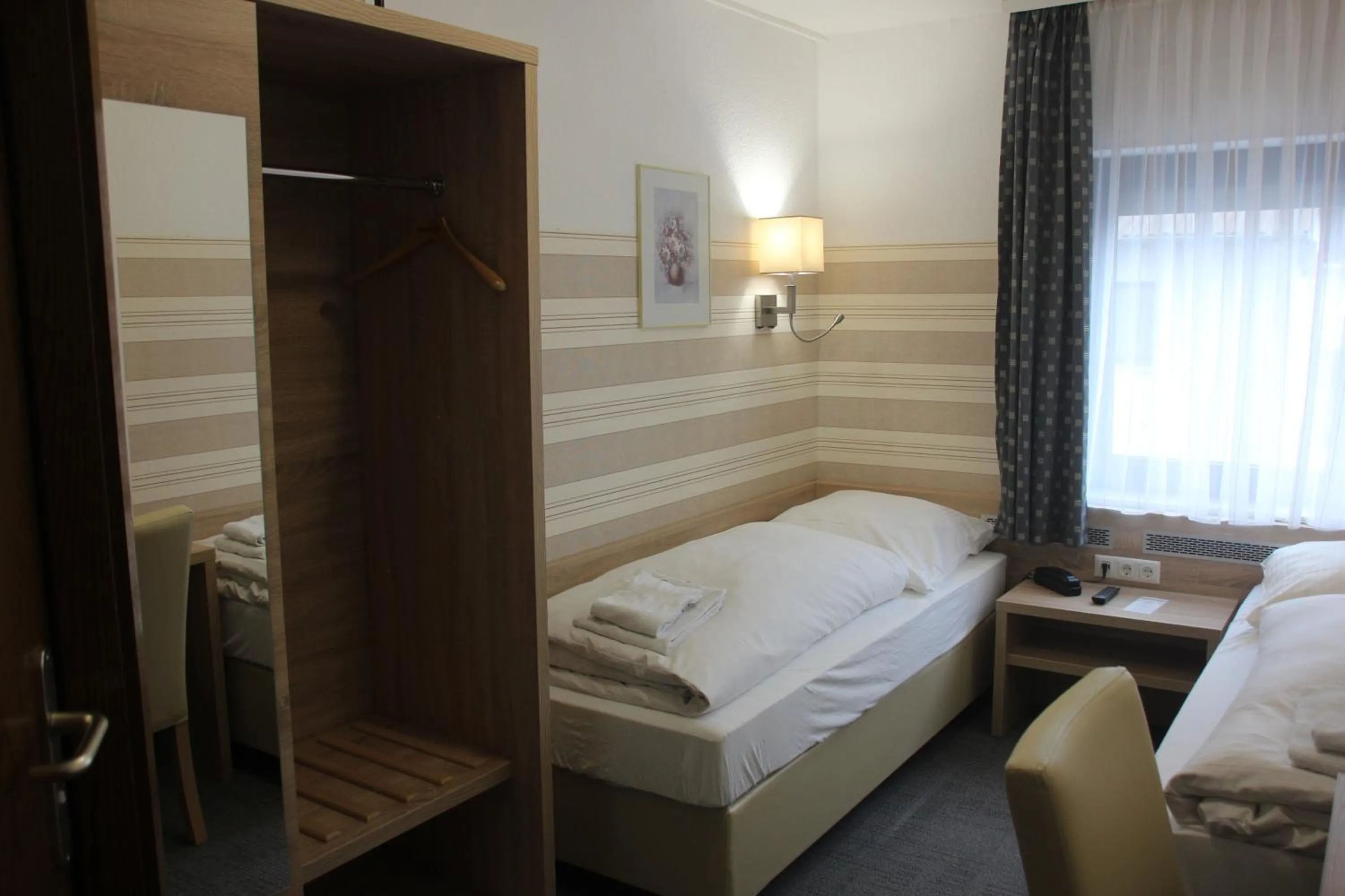 Photo of the whole room, Bed in Airport-Hotel zum Taubengrund