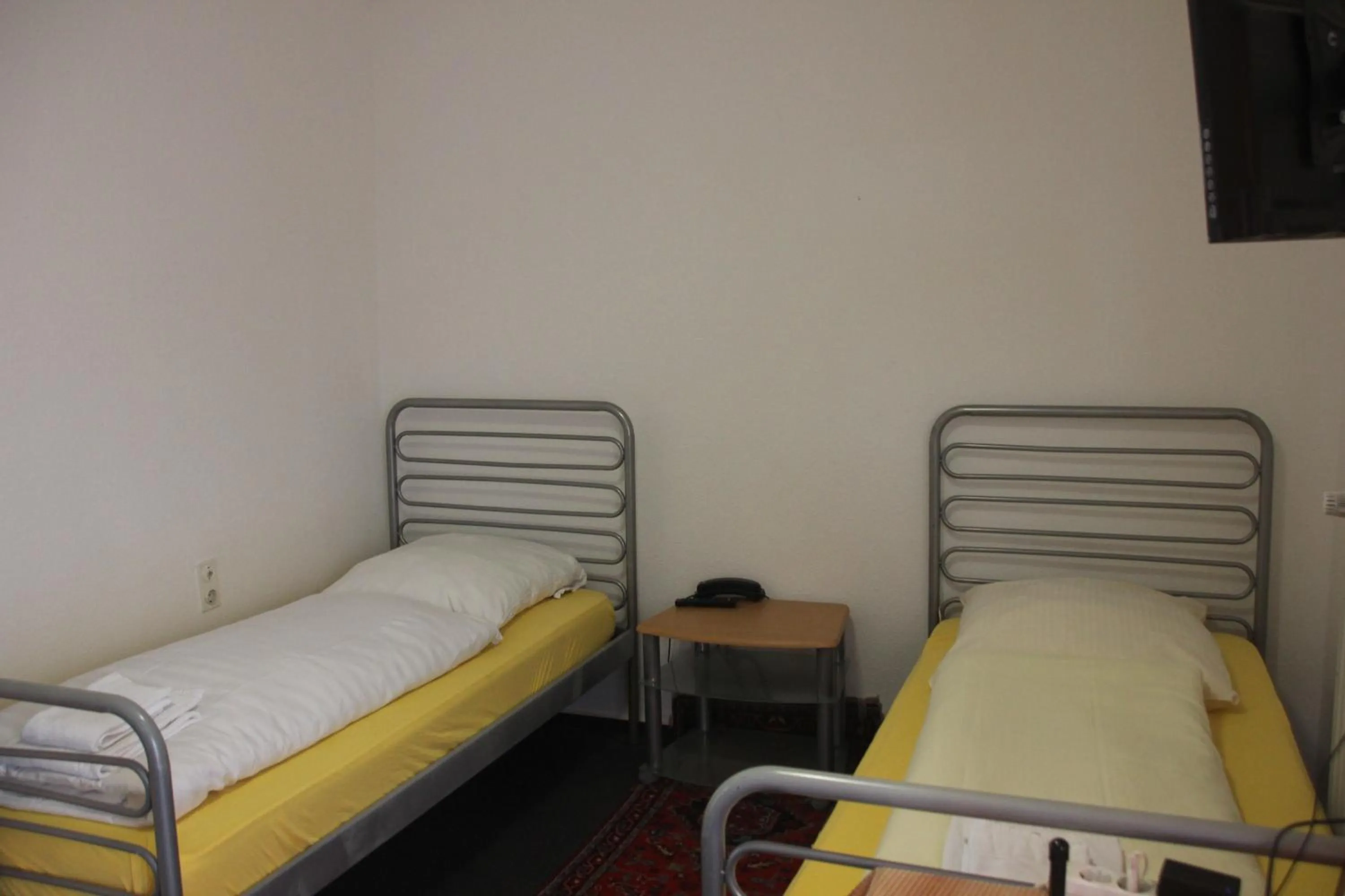 Photo of the whole room, Bed in Airport-Hotel zum Taubengrund