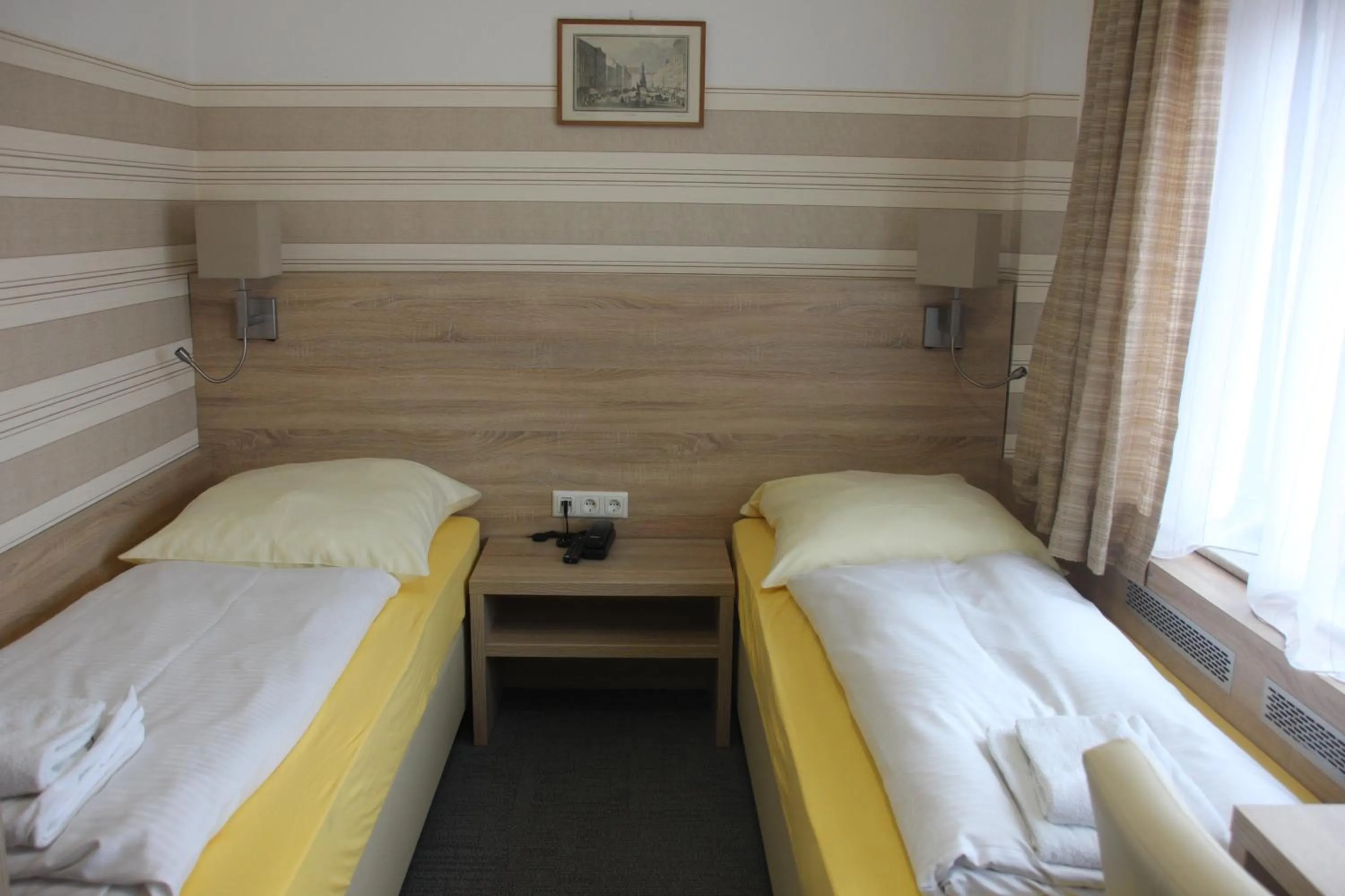 Bed in Airport-Hotel zum Taubengrund