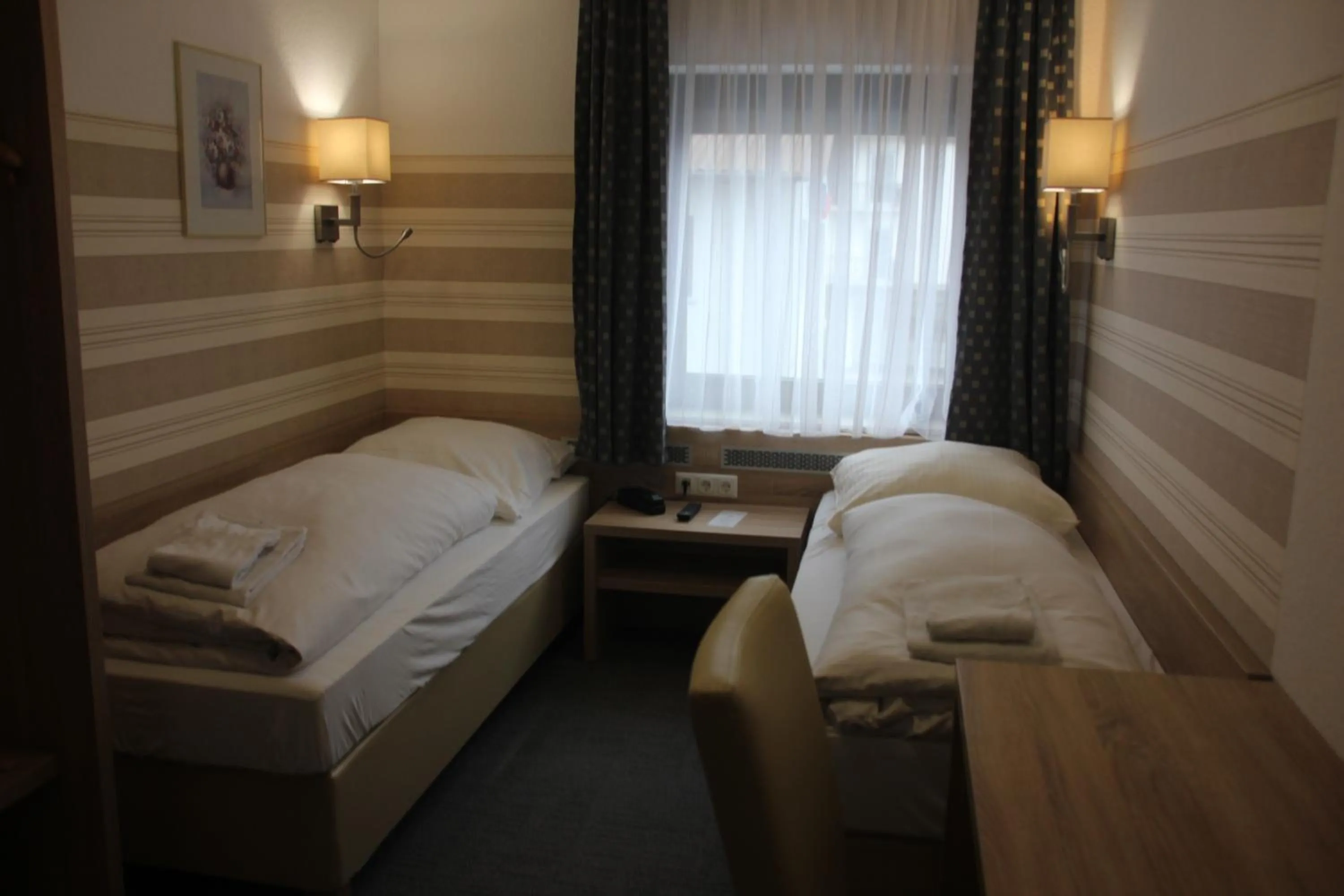 Photo of the whole room, Bed in Airport-Hotel zum Taubengrund