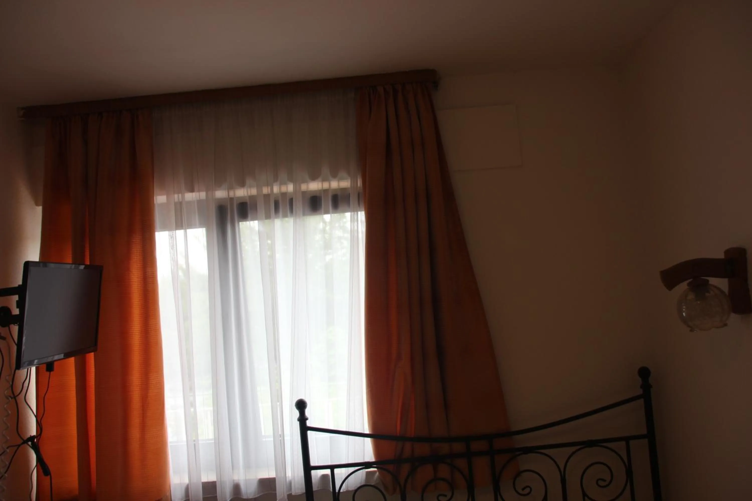 Photo of the whole room, Bed in Airport-Hotel zum Taubengrund