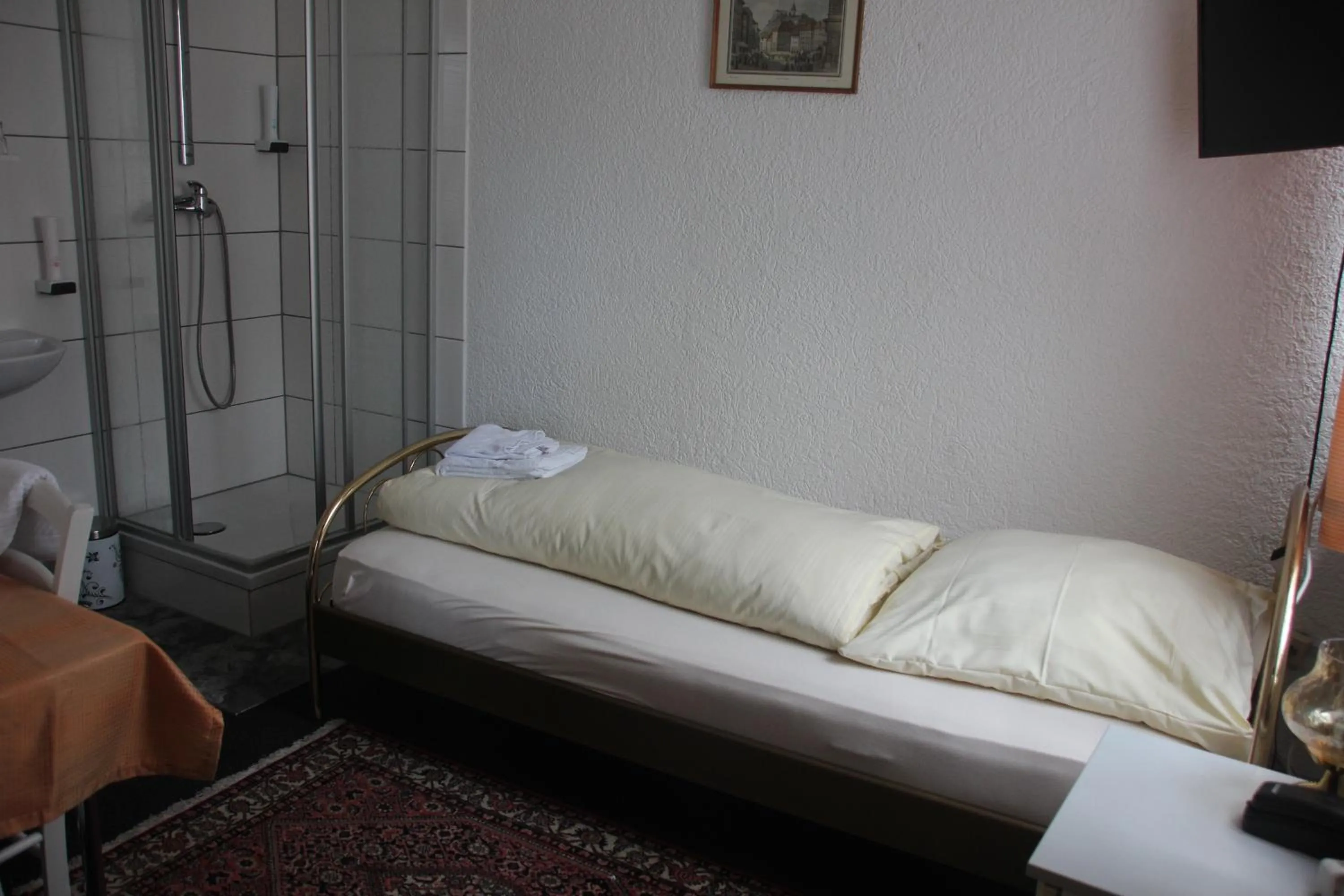 Photo of the whole room, Bed in Airport-Hotel zum Taubengrund