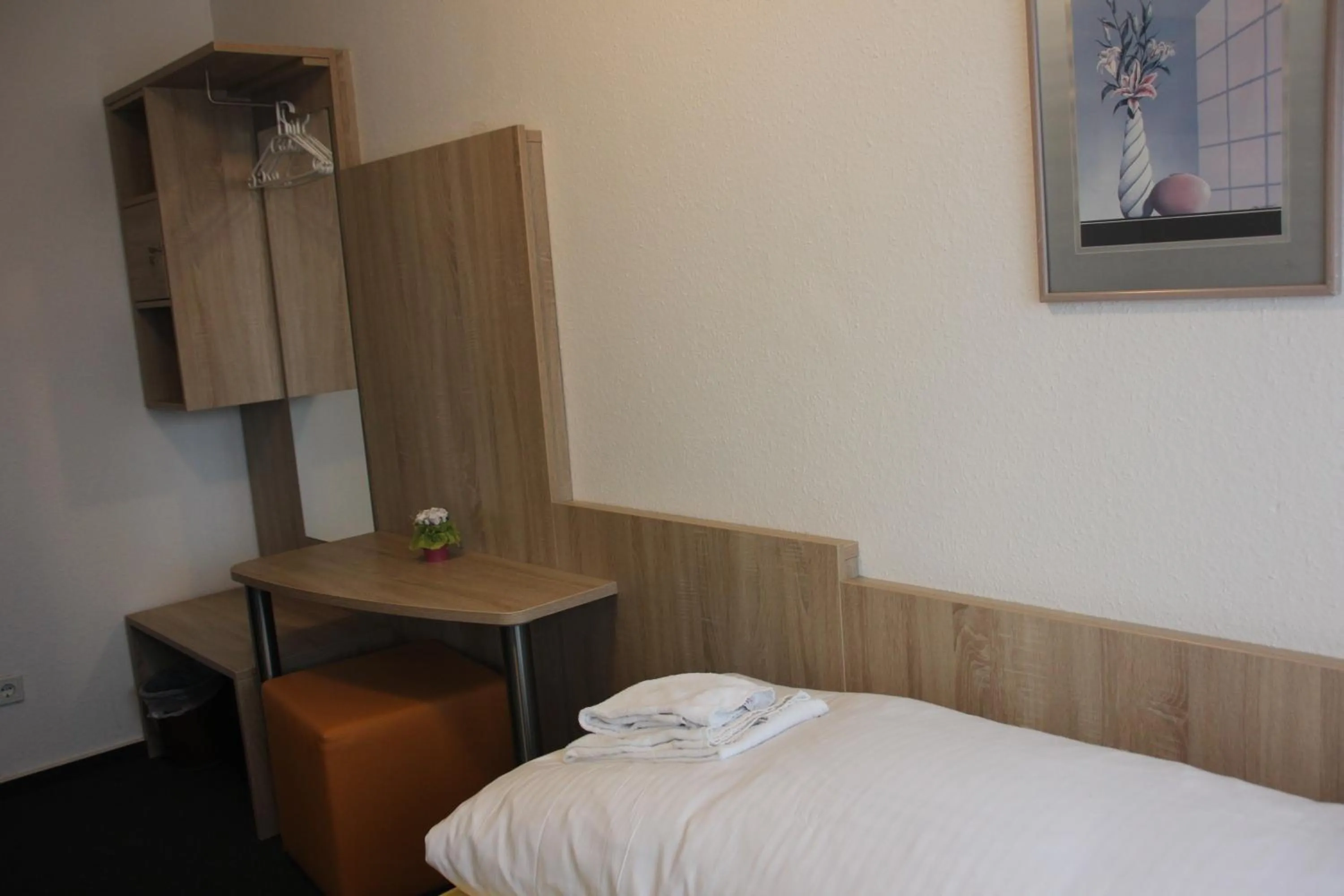 Photo of the whole room, Bed in Airport-Hotel zum Taubengrund