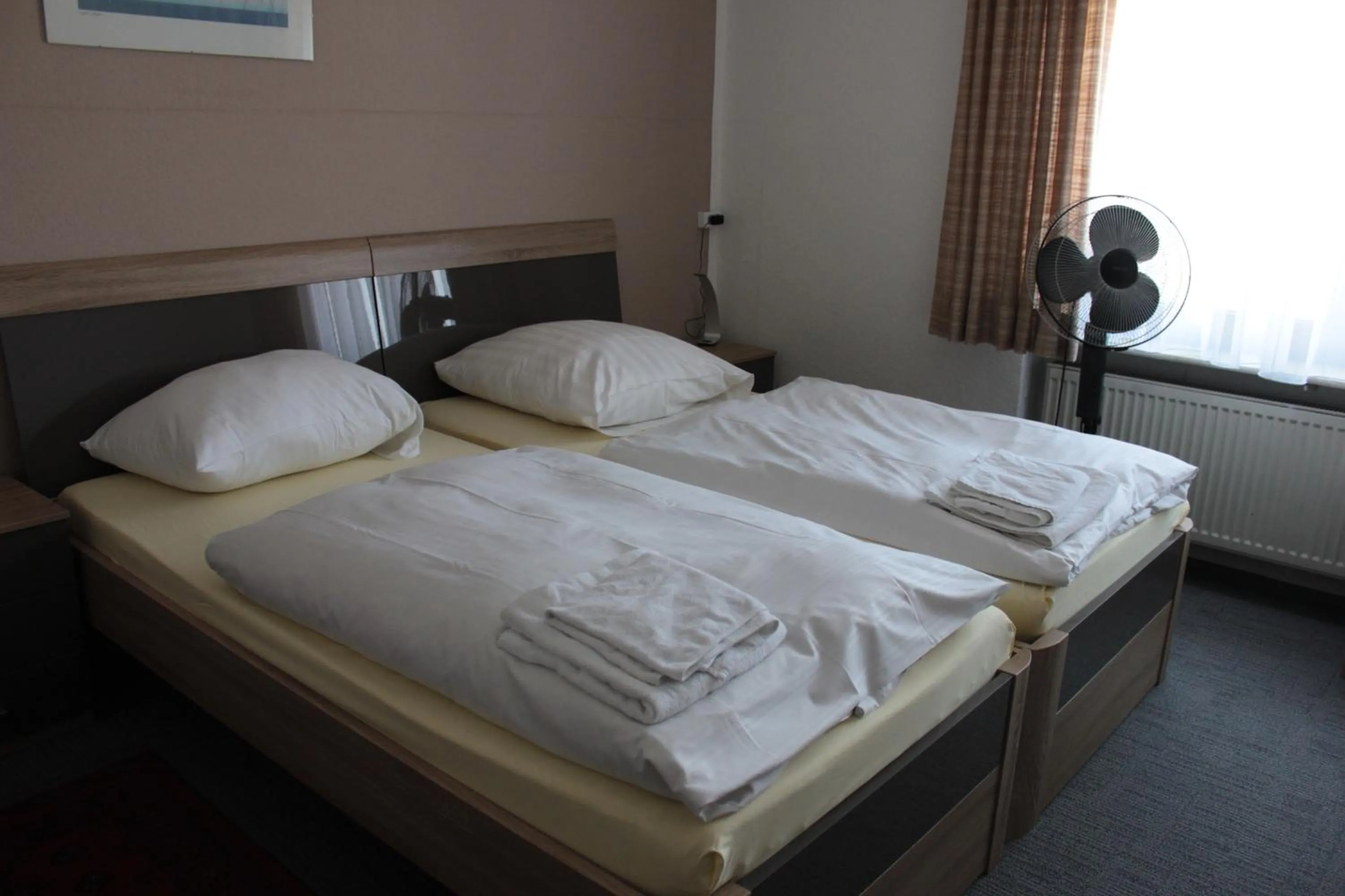 Bed in Airport-Hotel zum Taubengrund