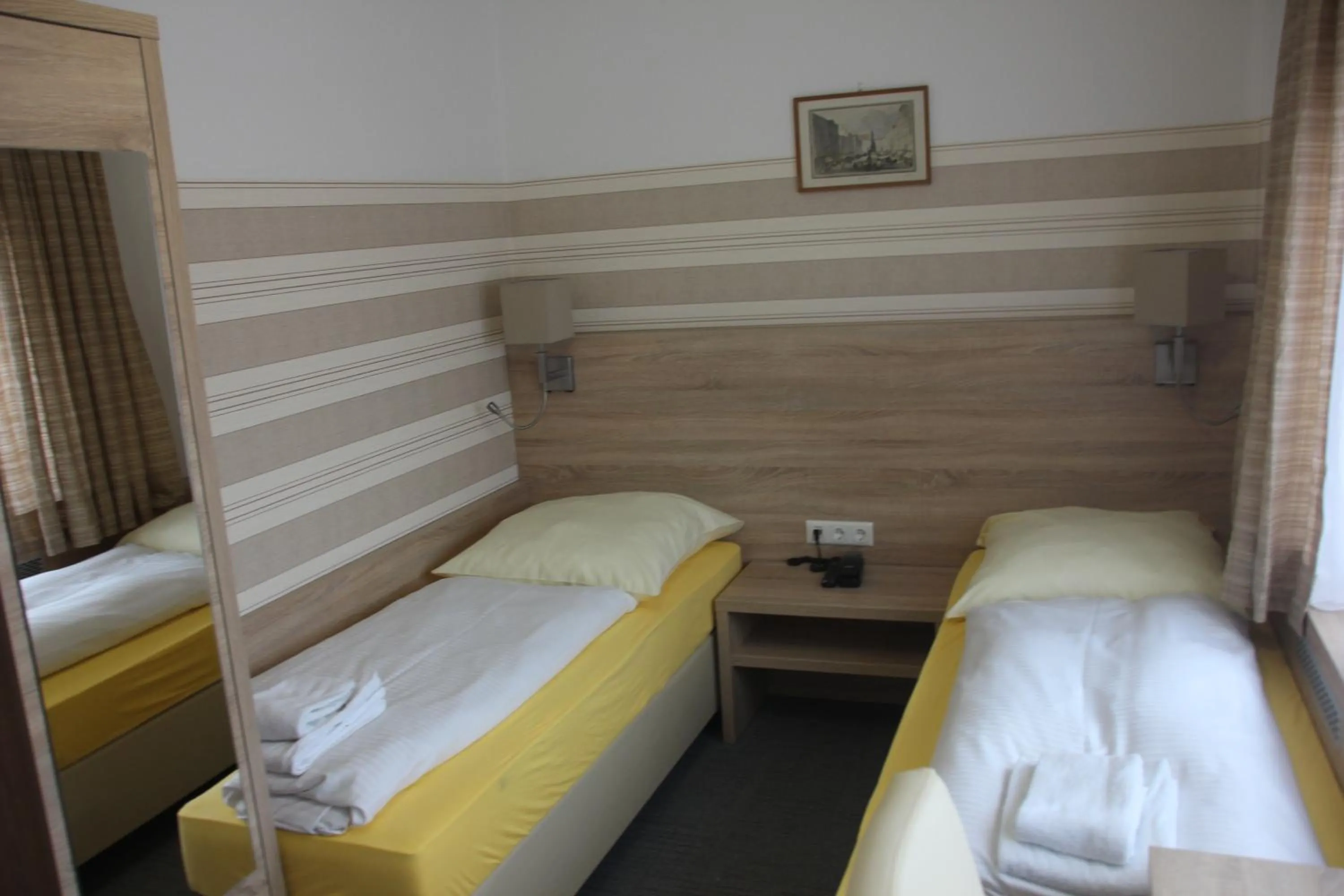 Photo of the whole room, Bed in Airport-Hotel zum Taubengrund