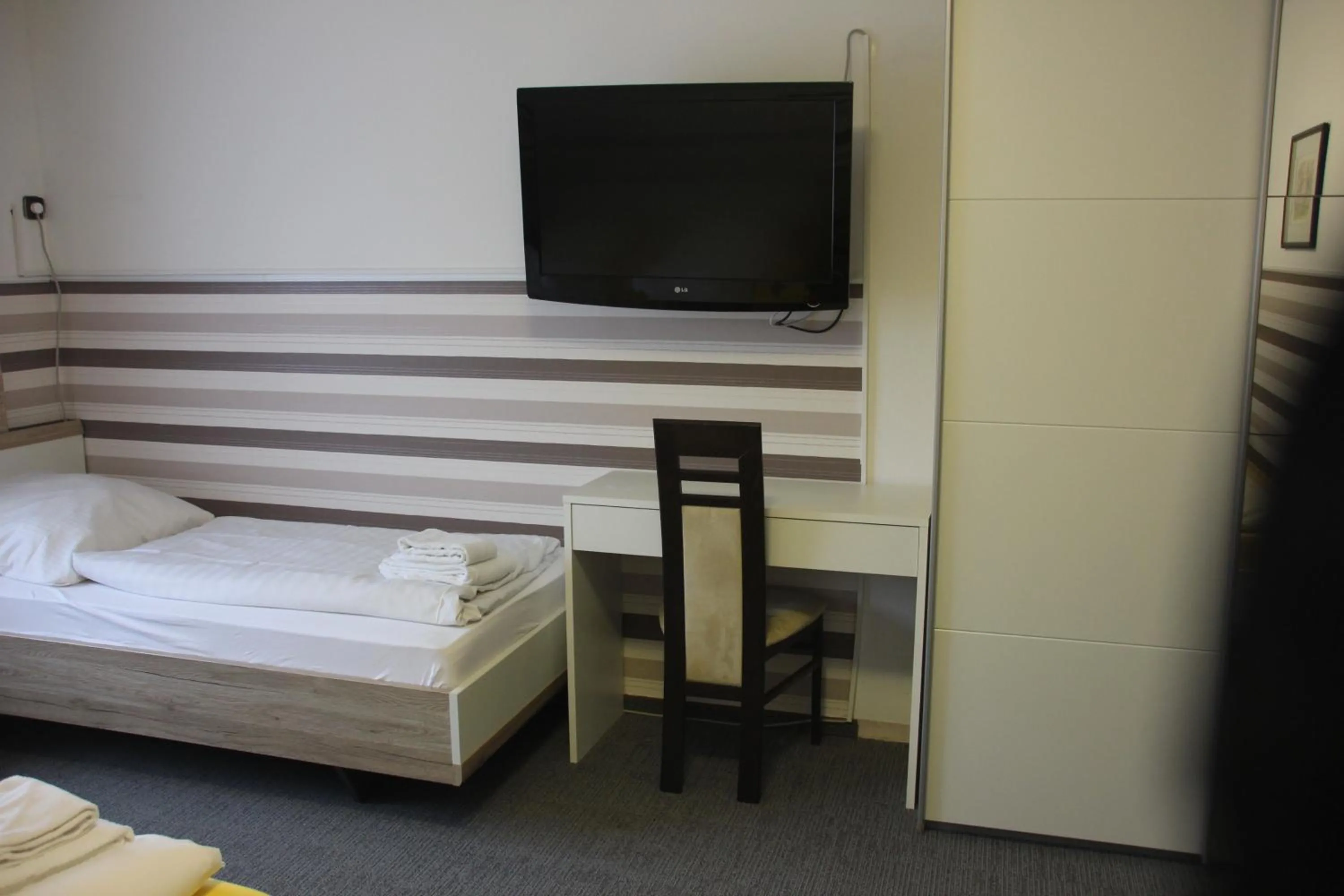Photo of the whole room, Bed in Airport-Hotel zum Taubengrund