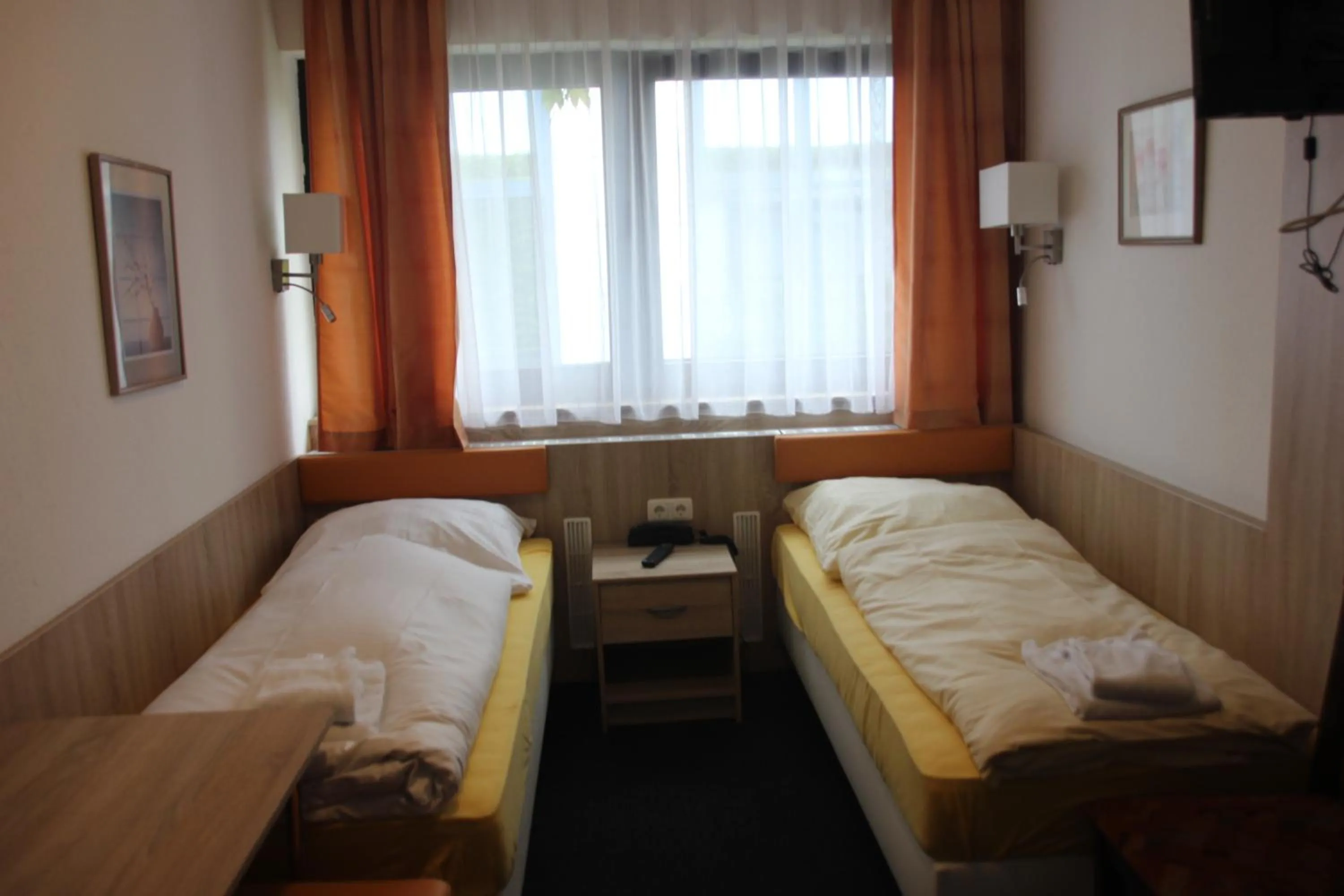Photo of the whole room, Bed in Airport-Hotel zum Taubengrund