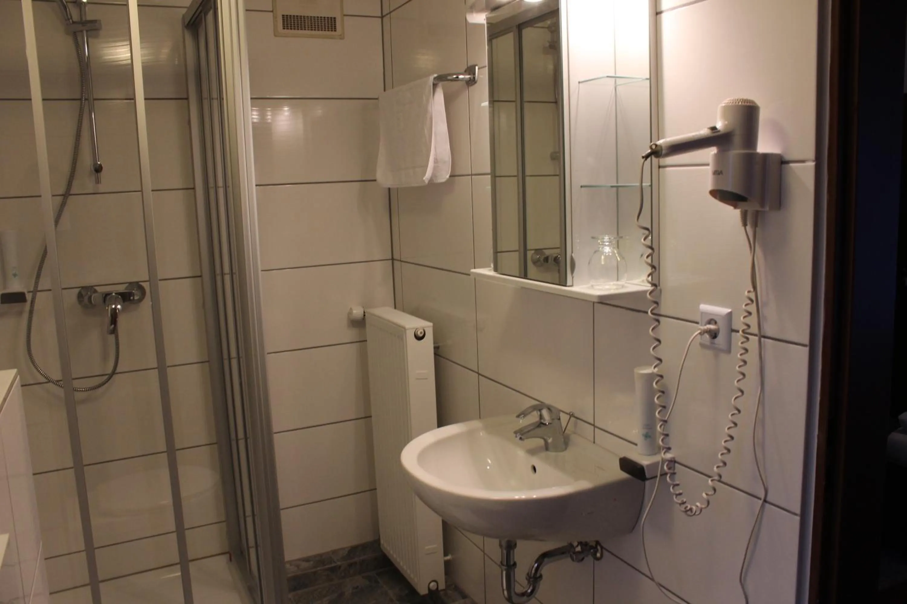 Bathroom in Airport-Hotel zum Taubengrund