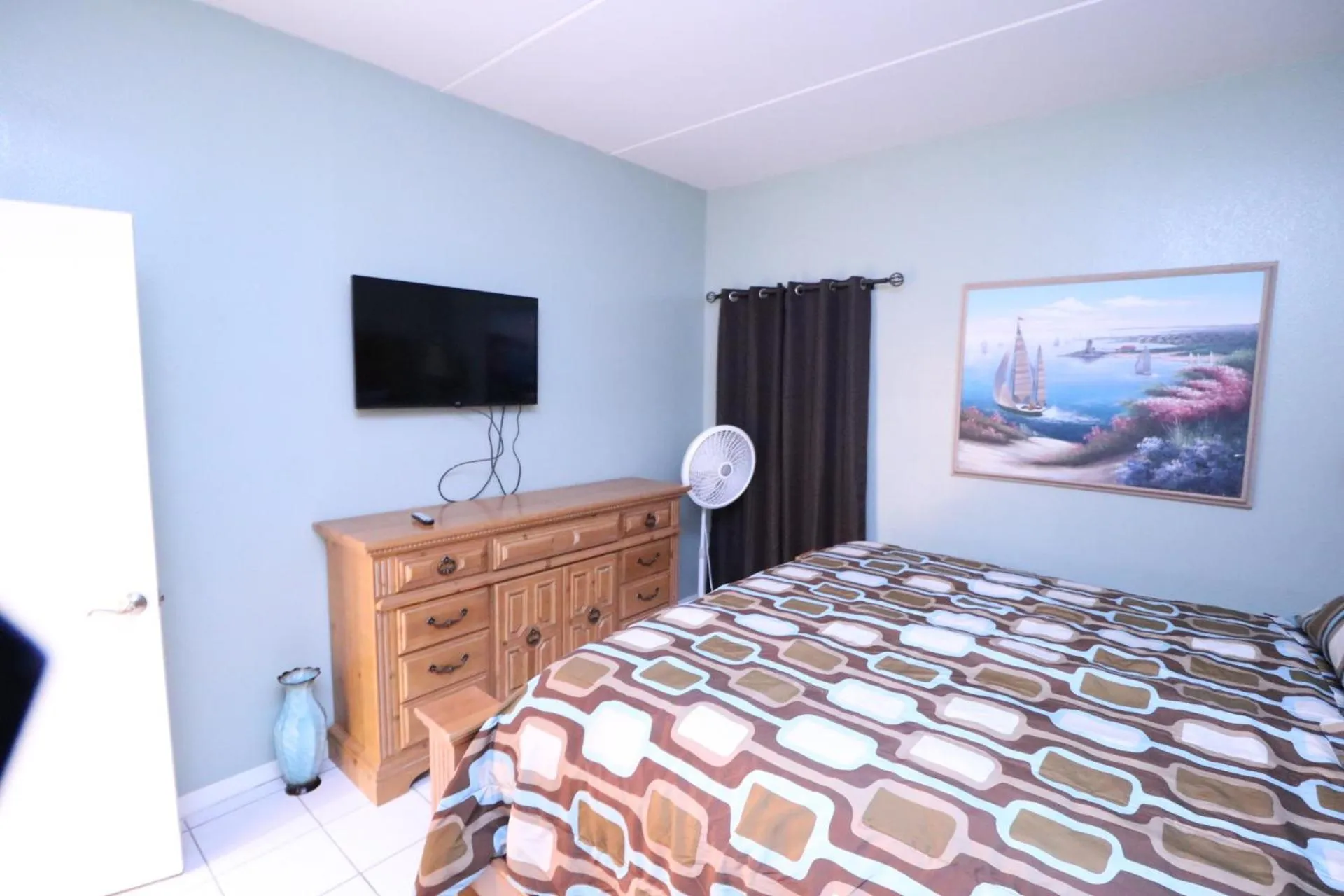 Bedroom, Bed in The Dunes Condominiums by Cheap Getaway
