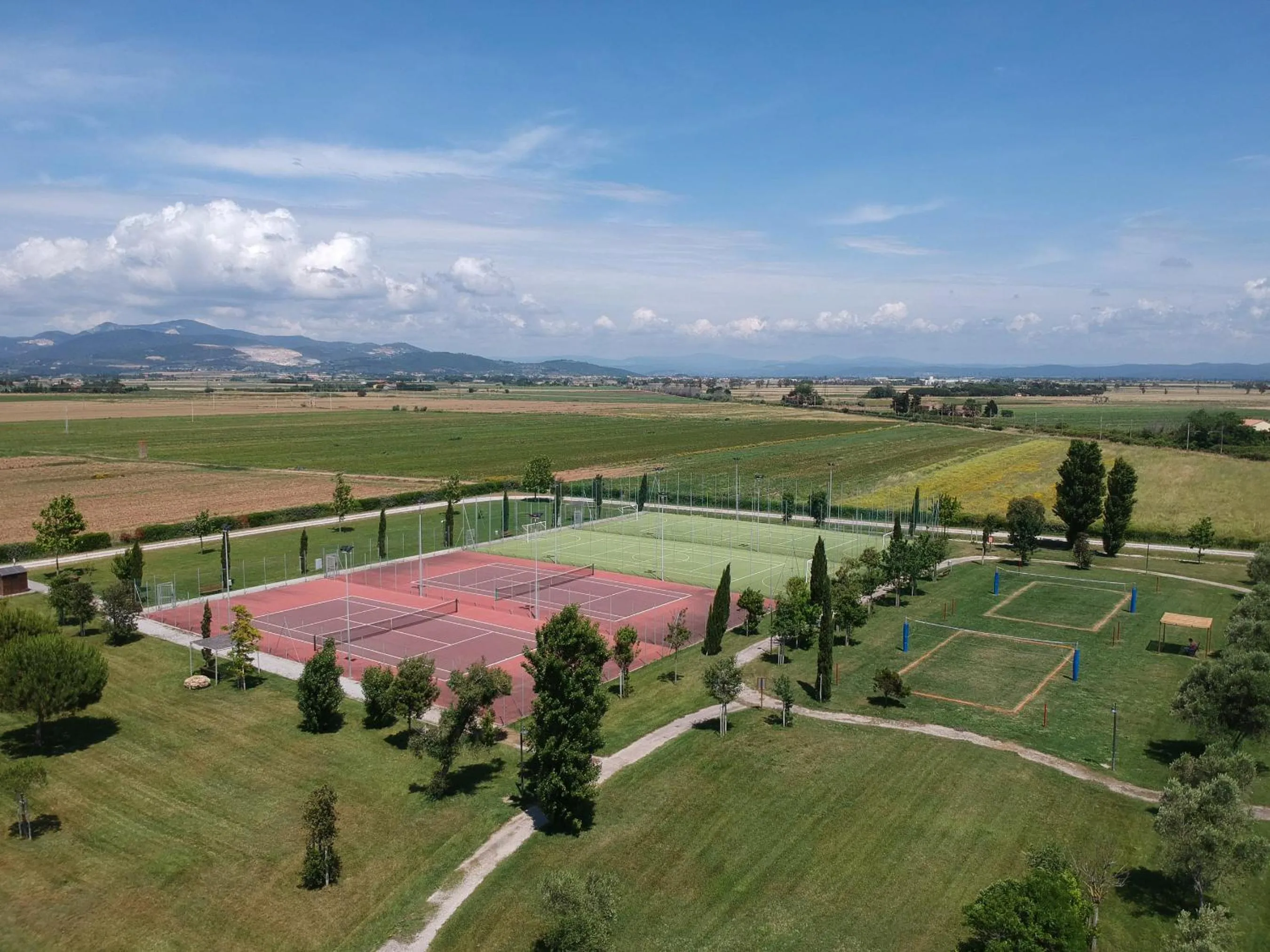 Tennis court in Poggio all'Agnello Sport & Family Holidays