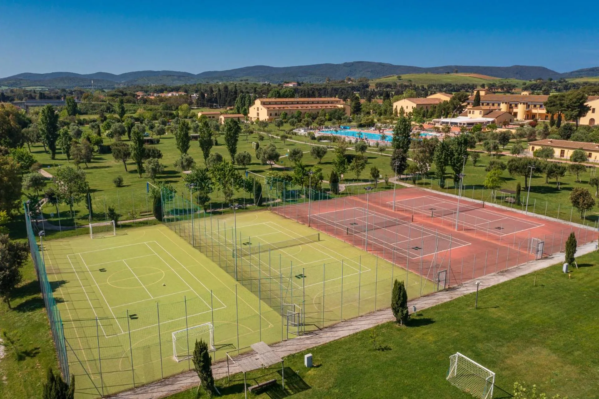 Tennis court in Poggio all'Agnello Sport & Family Holidays