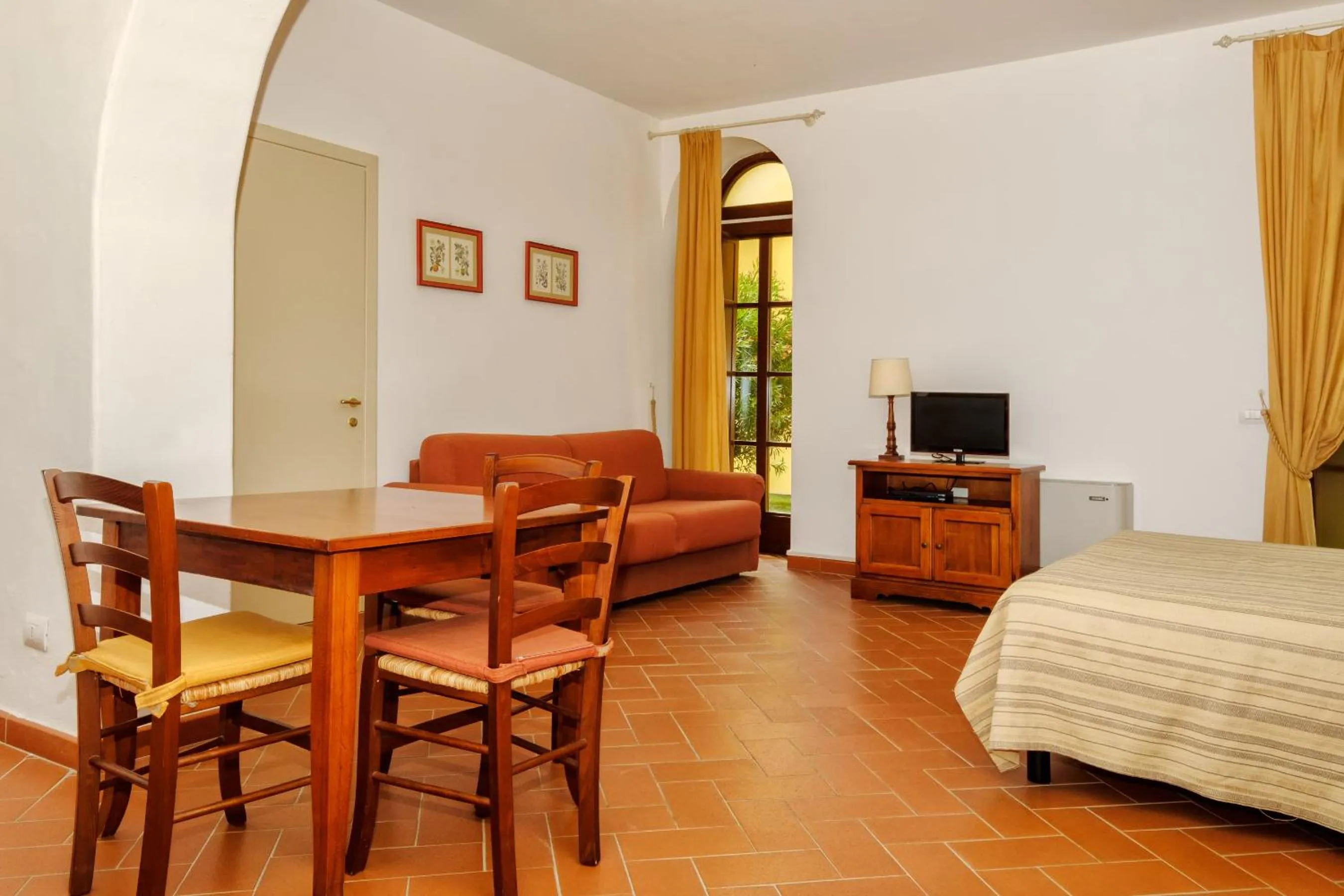 Communal lounge/ TV room, Bed in Poggio all'Agnello Sport & Family Holidays