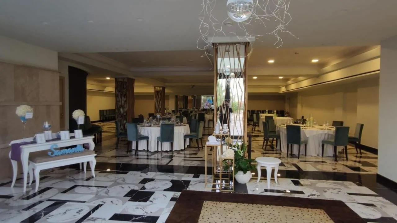 Restaurant/places to eat in Hotel Liola'