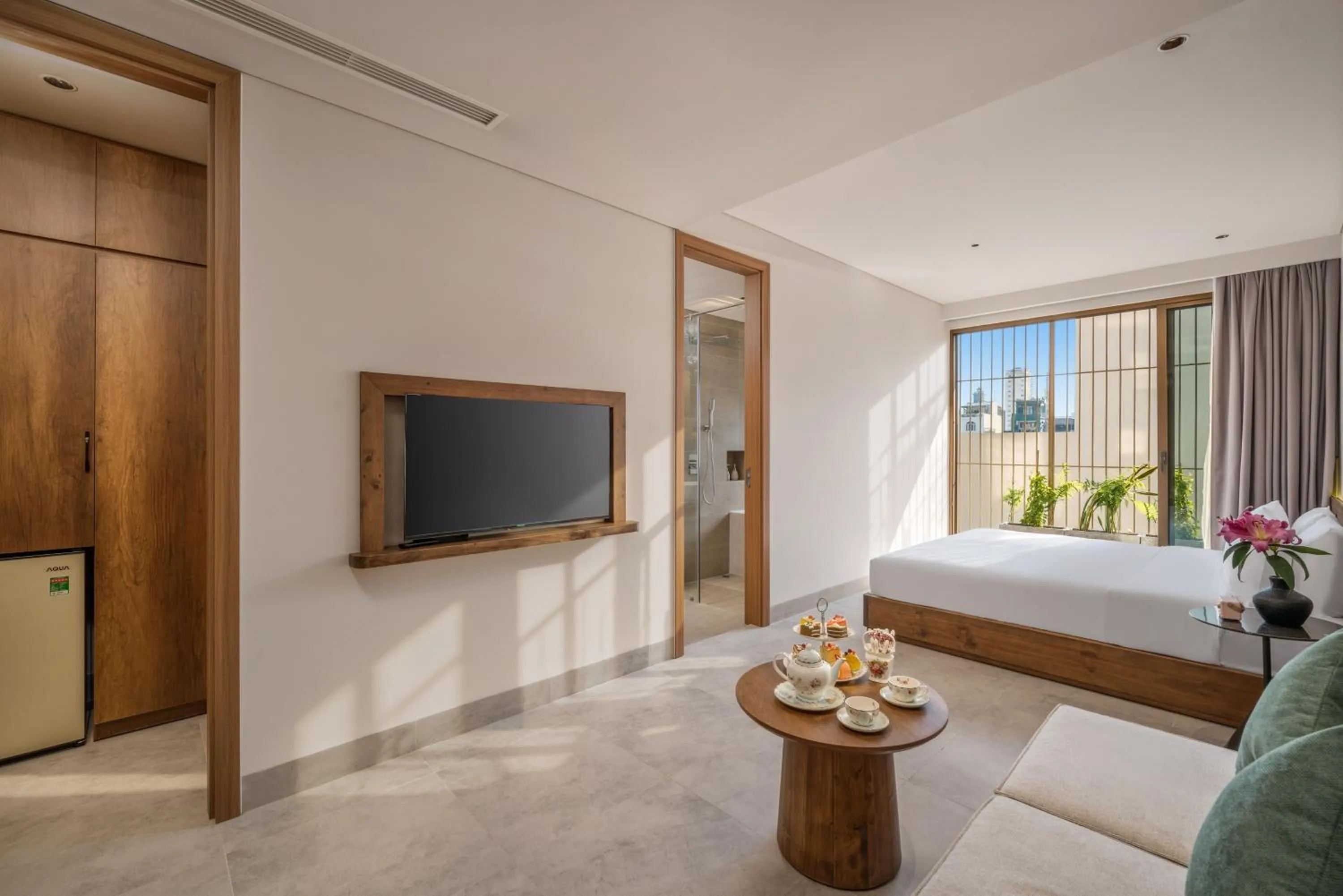 Seating area, Bed in The Herriott Hotel & Suite