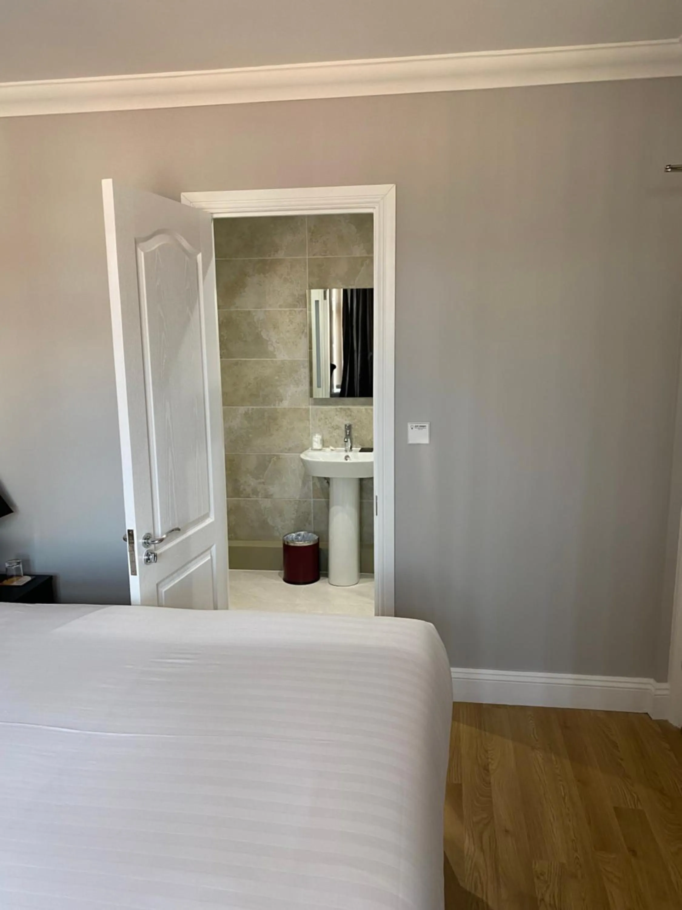 Bathroom, Bed in Autumn House